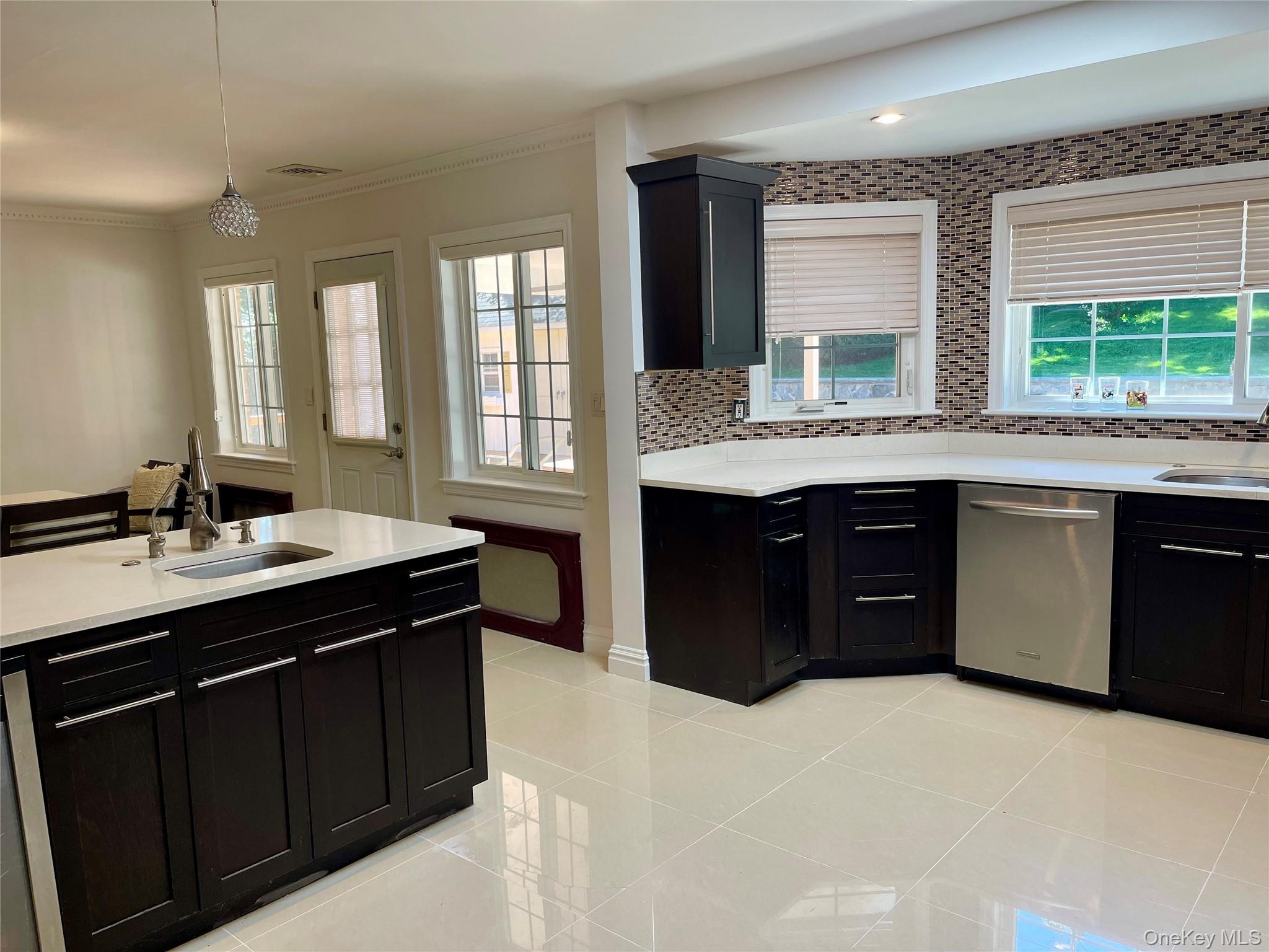 39 Oakdale Road, Roslyn Heights, NY 11577