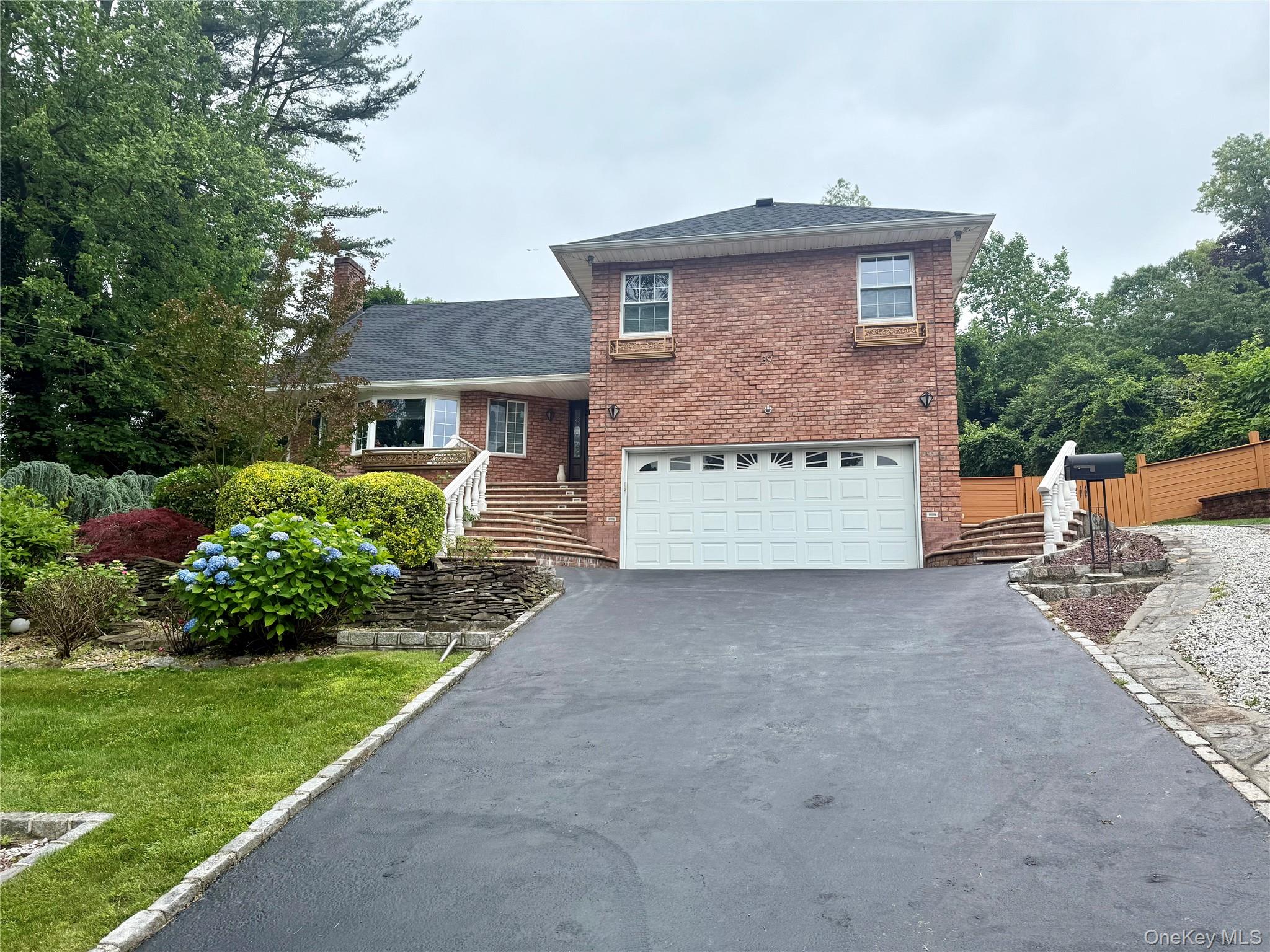 39 Oakdale Road, Roslyn Heights, NY 11577