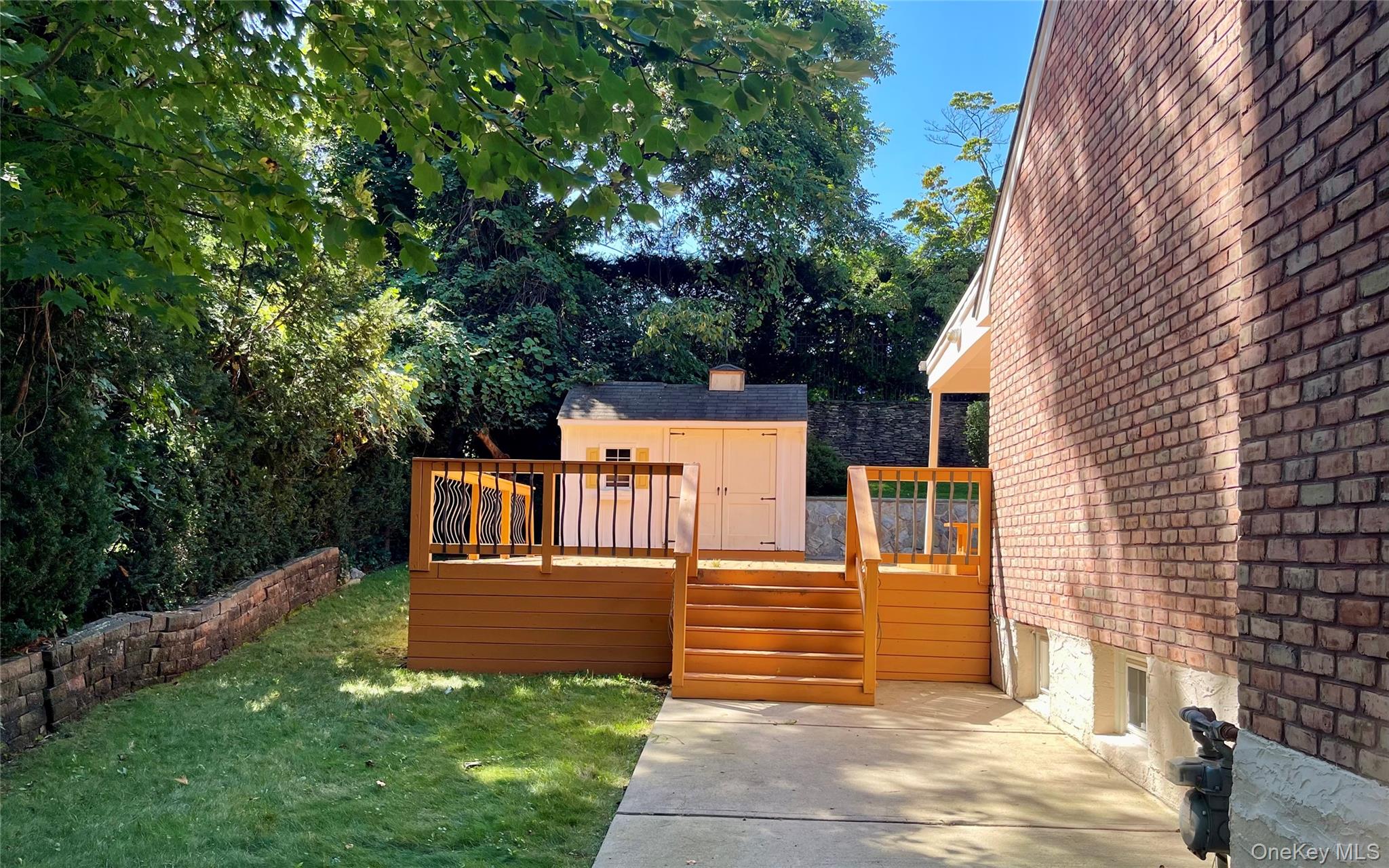 39 Oakdale Road, Roslyn Heights, NY 11577