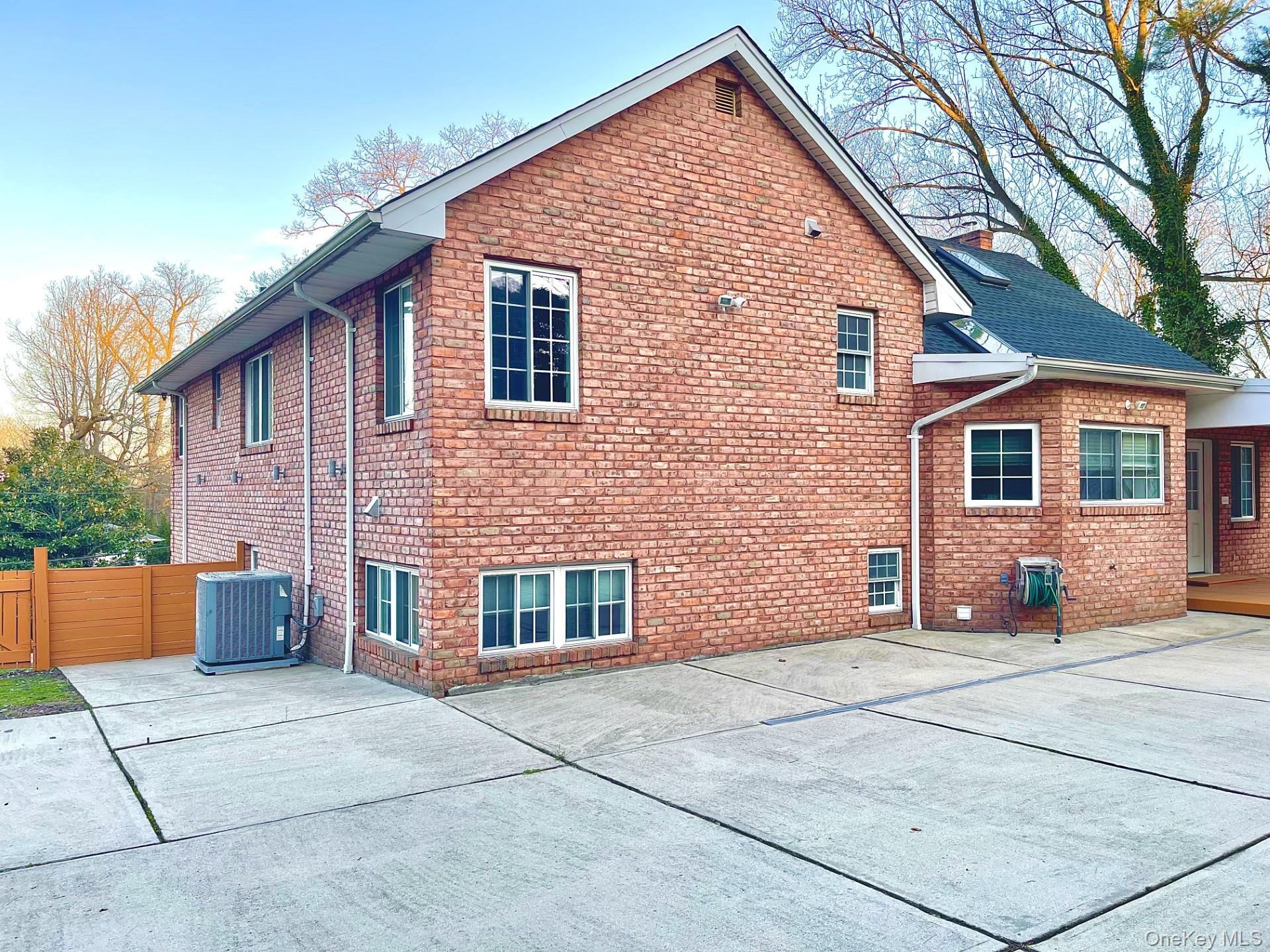 39 Oakdale Road, Roslyn Heights, NY 11577