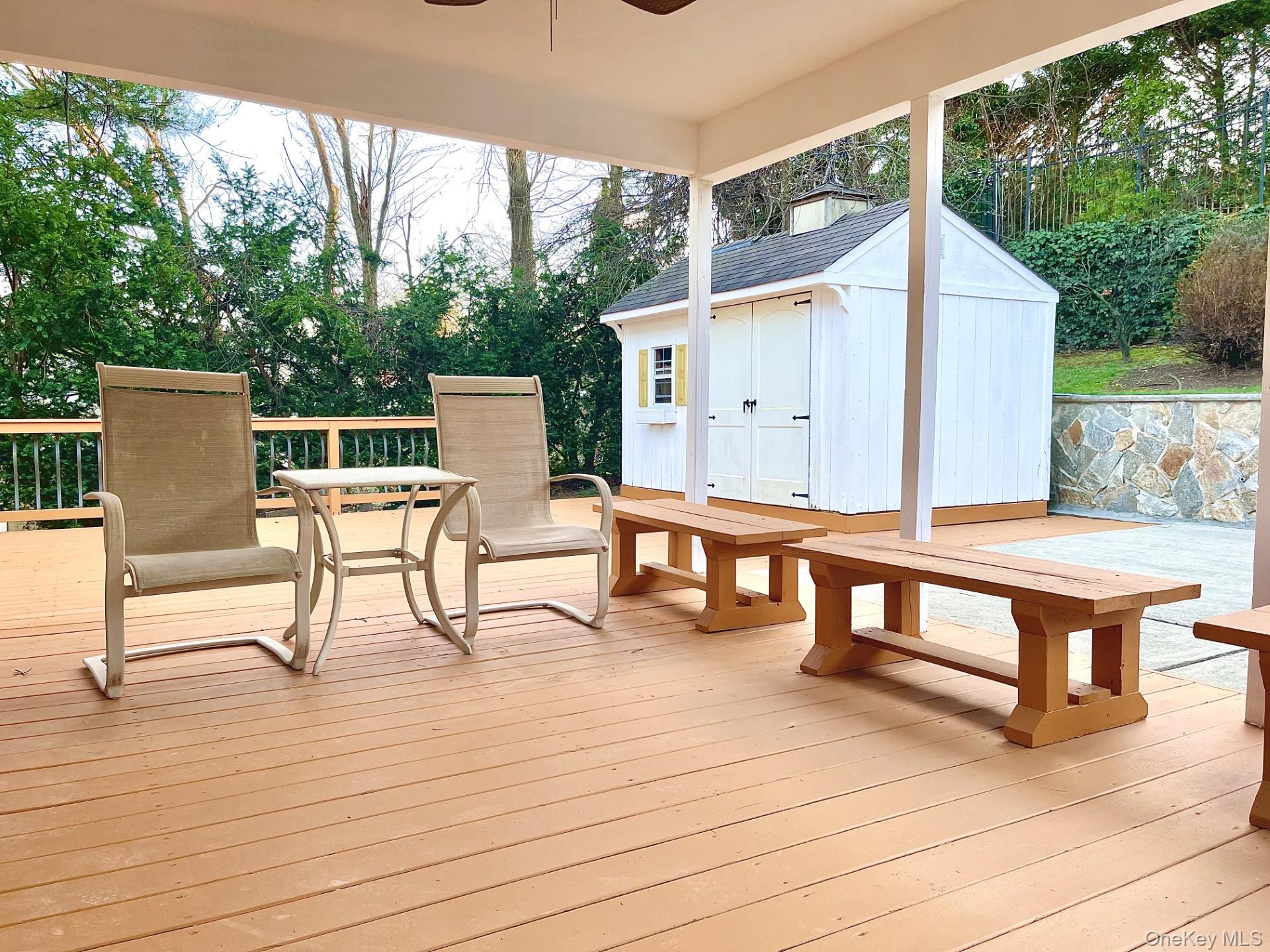 39 Oakdale Road, Roslyn Heights, NY 11577