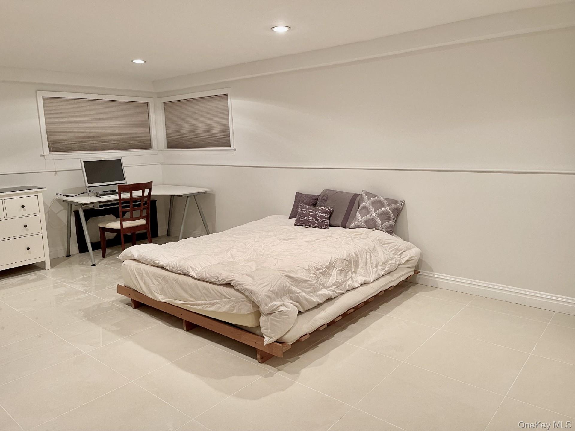 39 Oakdale Road, Roslyn Heights, NY 11577