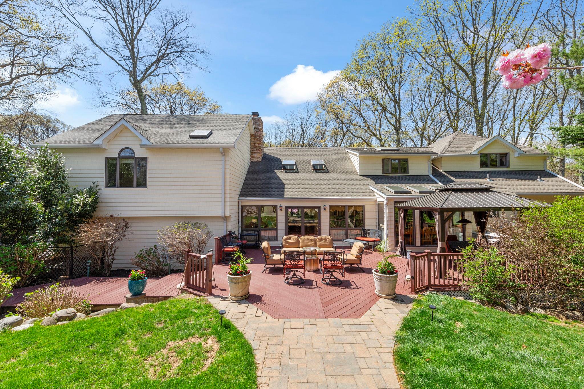 18 Windy Lane, Northport, NY 11768