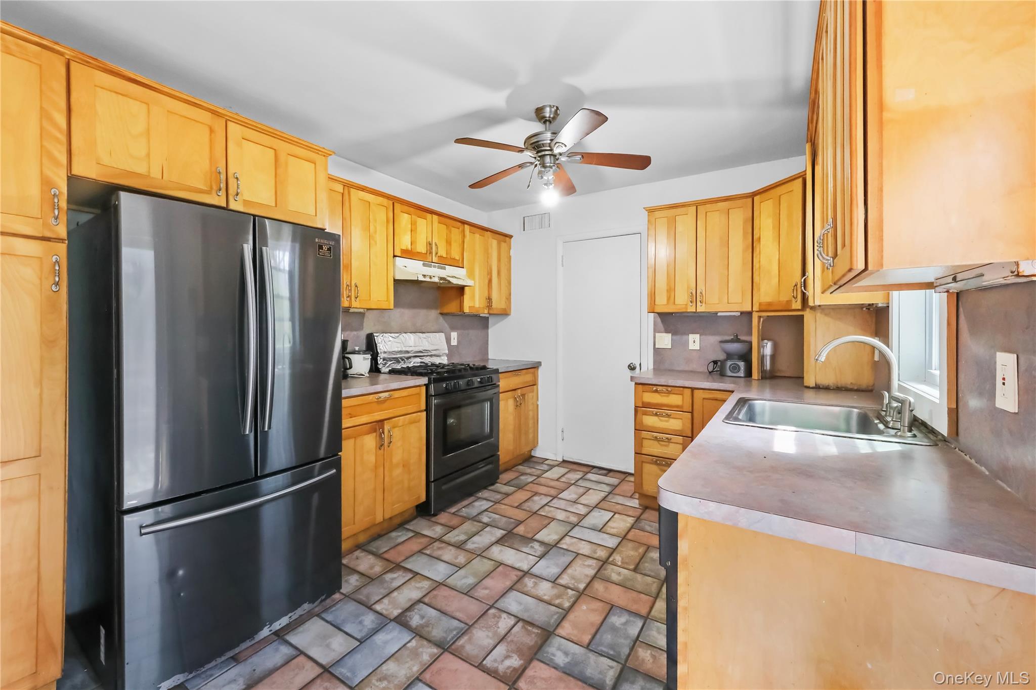 60 School Street, Hampton Bays, NY 11946