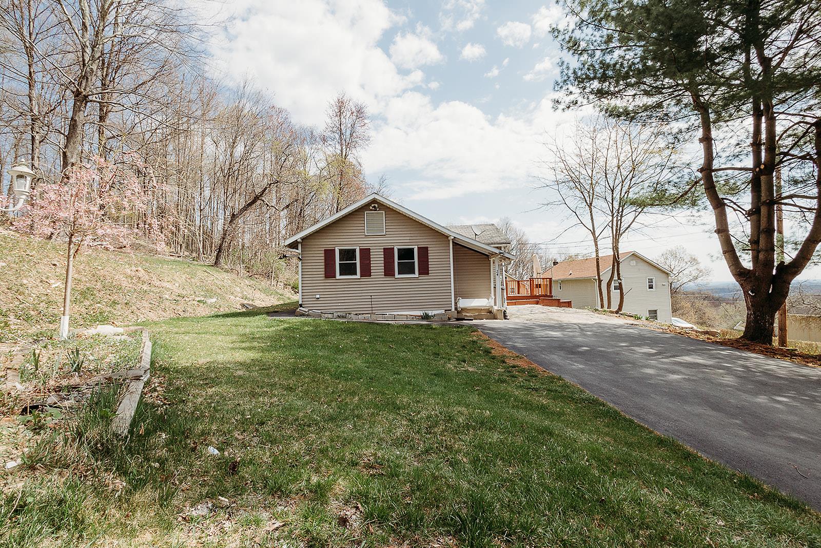 24 Sky Top Road, Bloomingburg, NY 12721