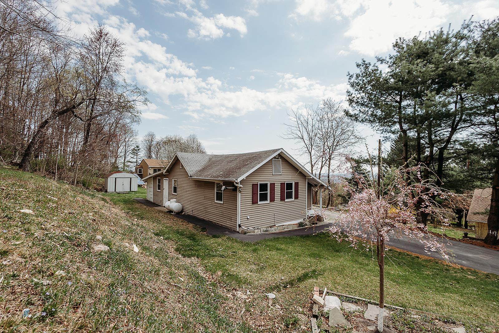 24 Sky Top Road, Bloomingburg, NY 12721