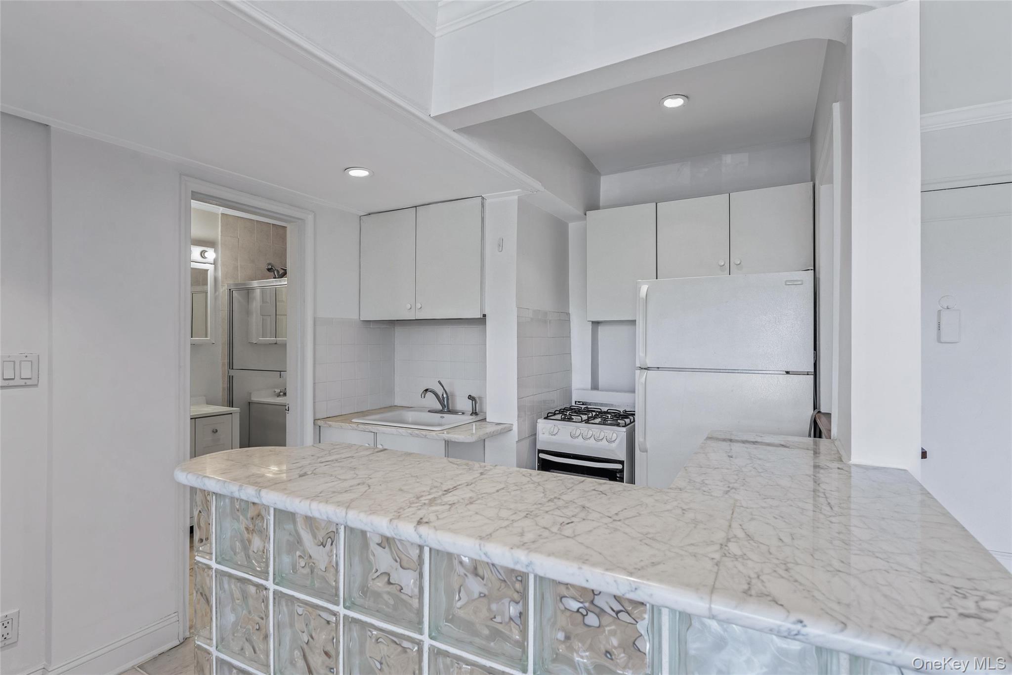 15 Canterbury Road # C23, Great Neck, NY 11021