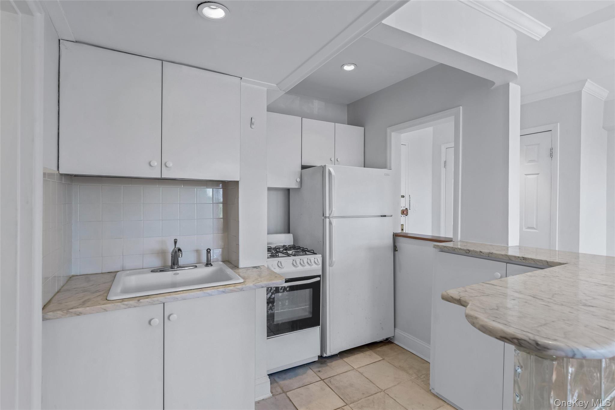 15 Canterbury Road # C23, Great Neck, NY 11021