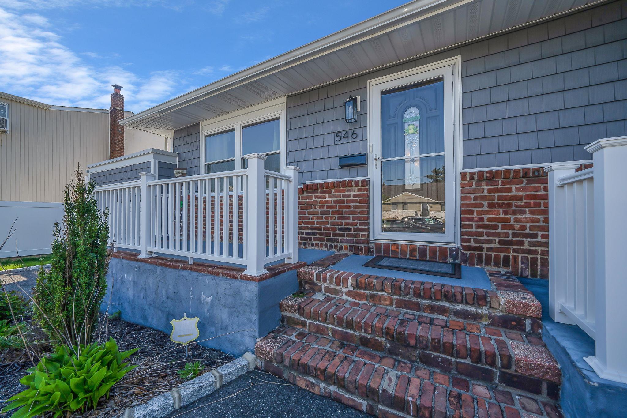 546 S Chicot Avenue, West Islip, NY 11795