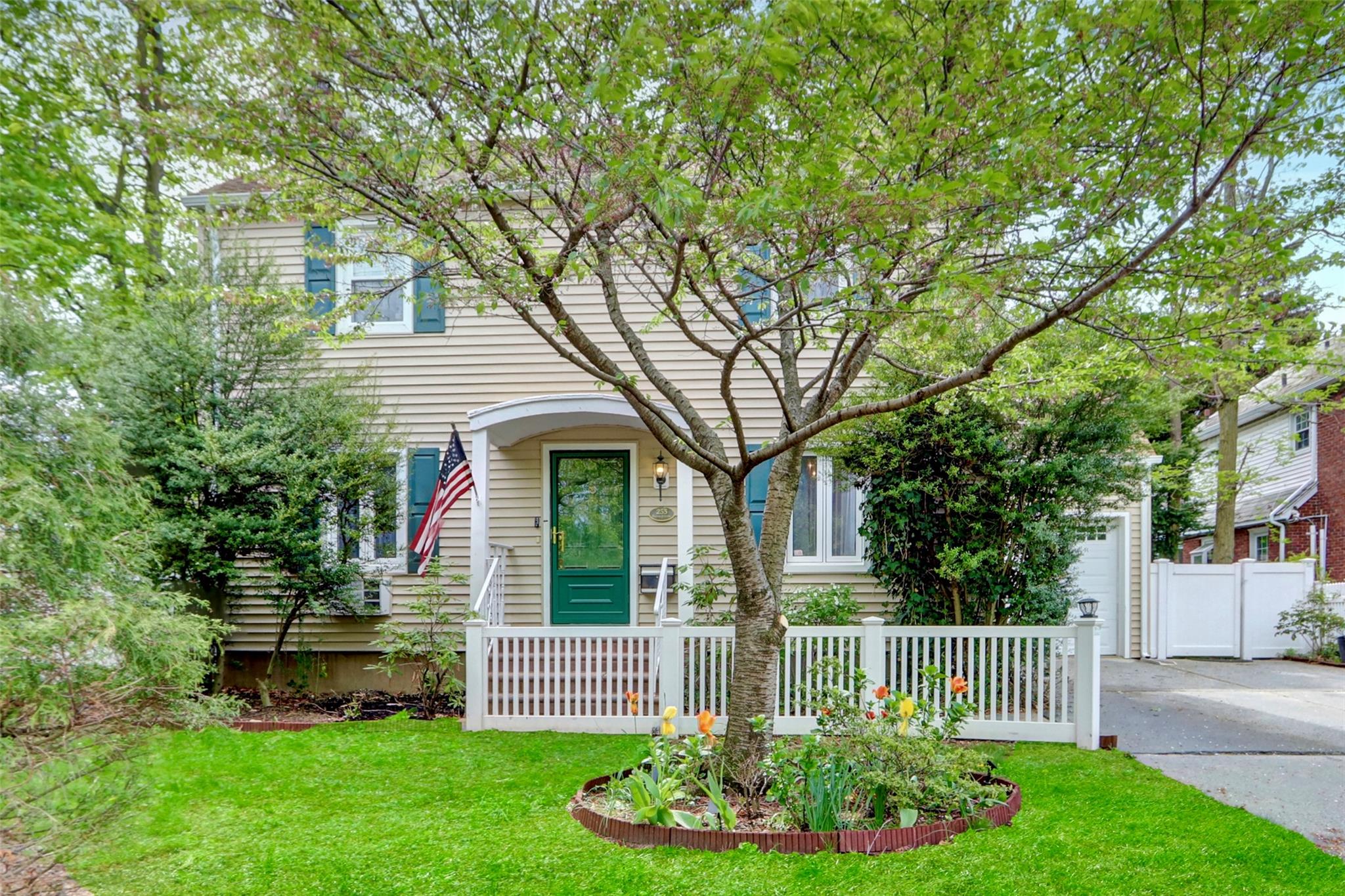 255 Ocean Avenue, Malverne, NY 11565