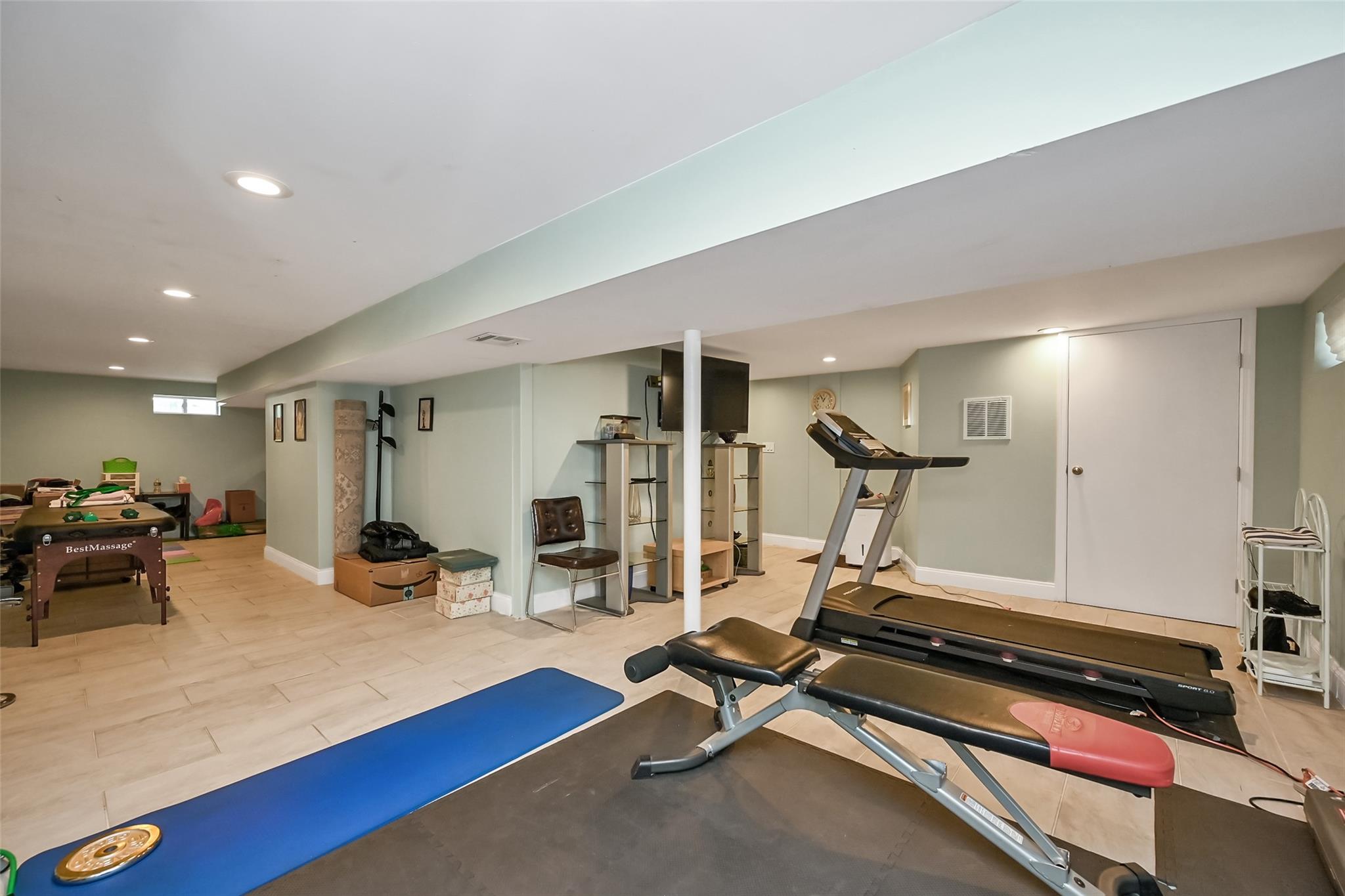 11 Knickerbocker Road S, Plainview, NY 11803