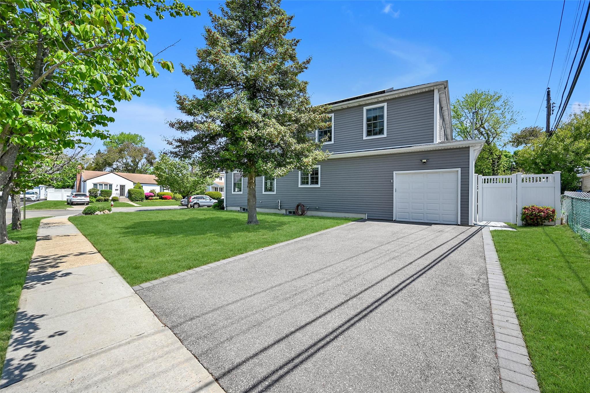 11 Knickerbocker Road S, Plainview, NY 11803