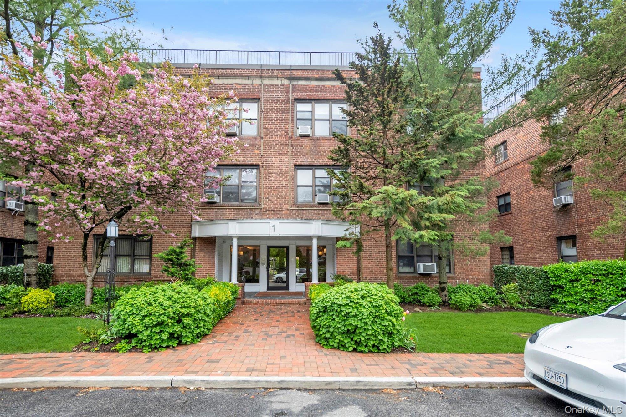 1 Town House Place # Apt 2E, Great Neck, NY 11021