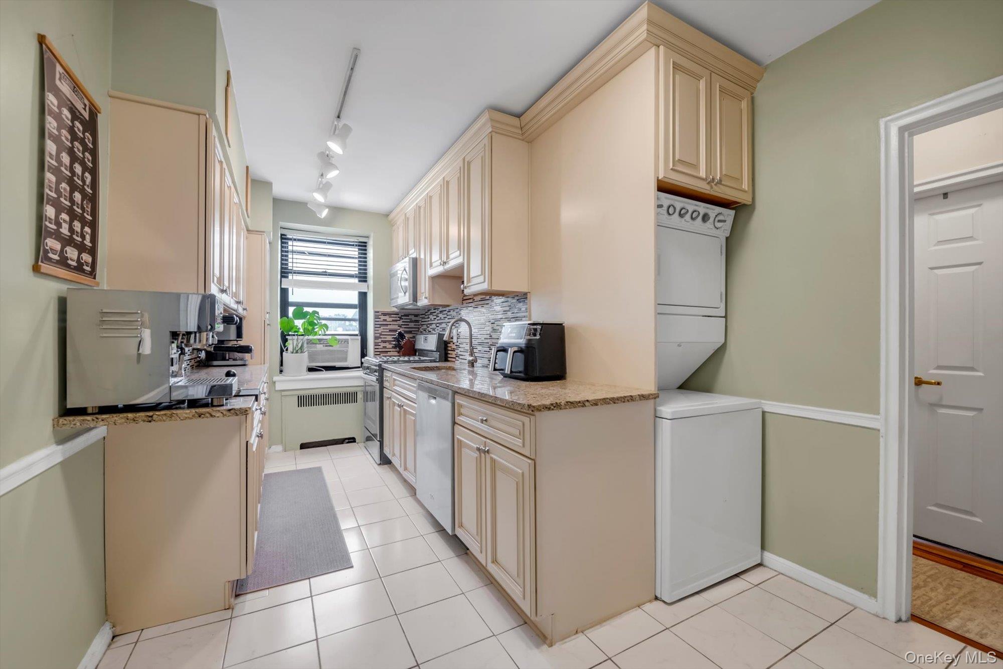 1 Town House Place # Apt 2E, Great Neck, NY 11021