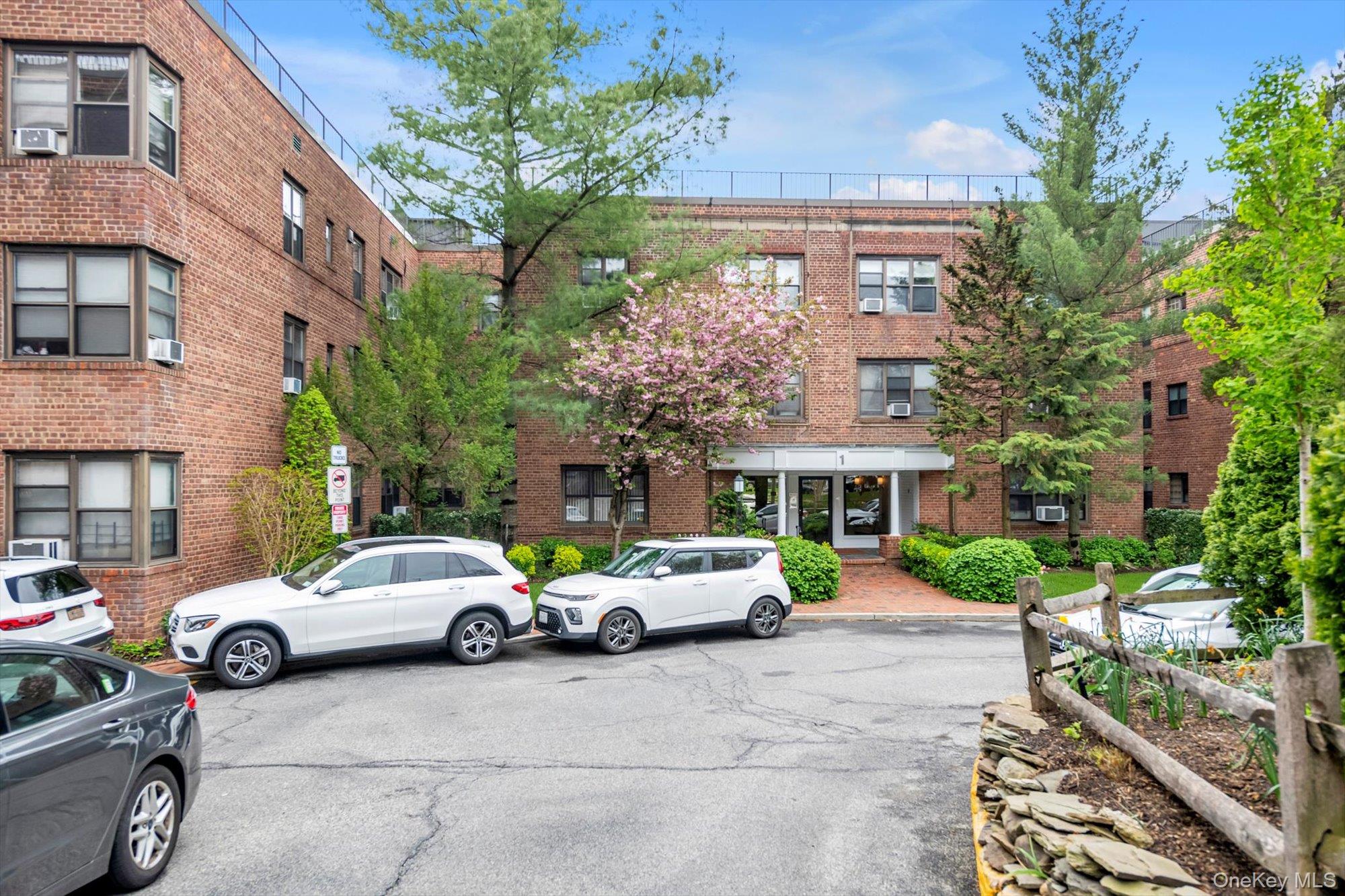 1 Town House Place # Apt 2E, Great Neck, NY 11021