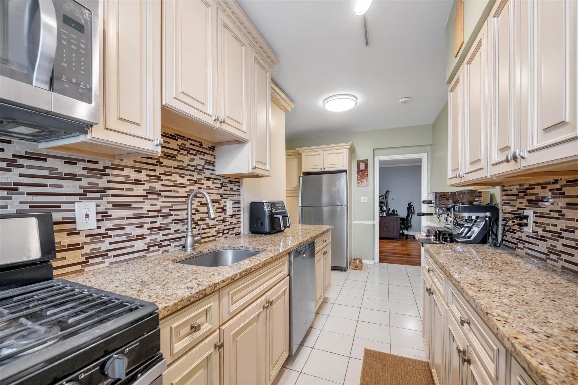 1 Town House Place # Apt 2E, Great Neck, NY 11021