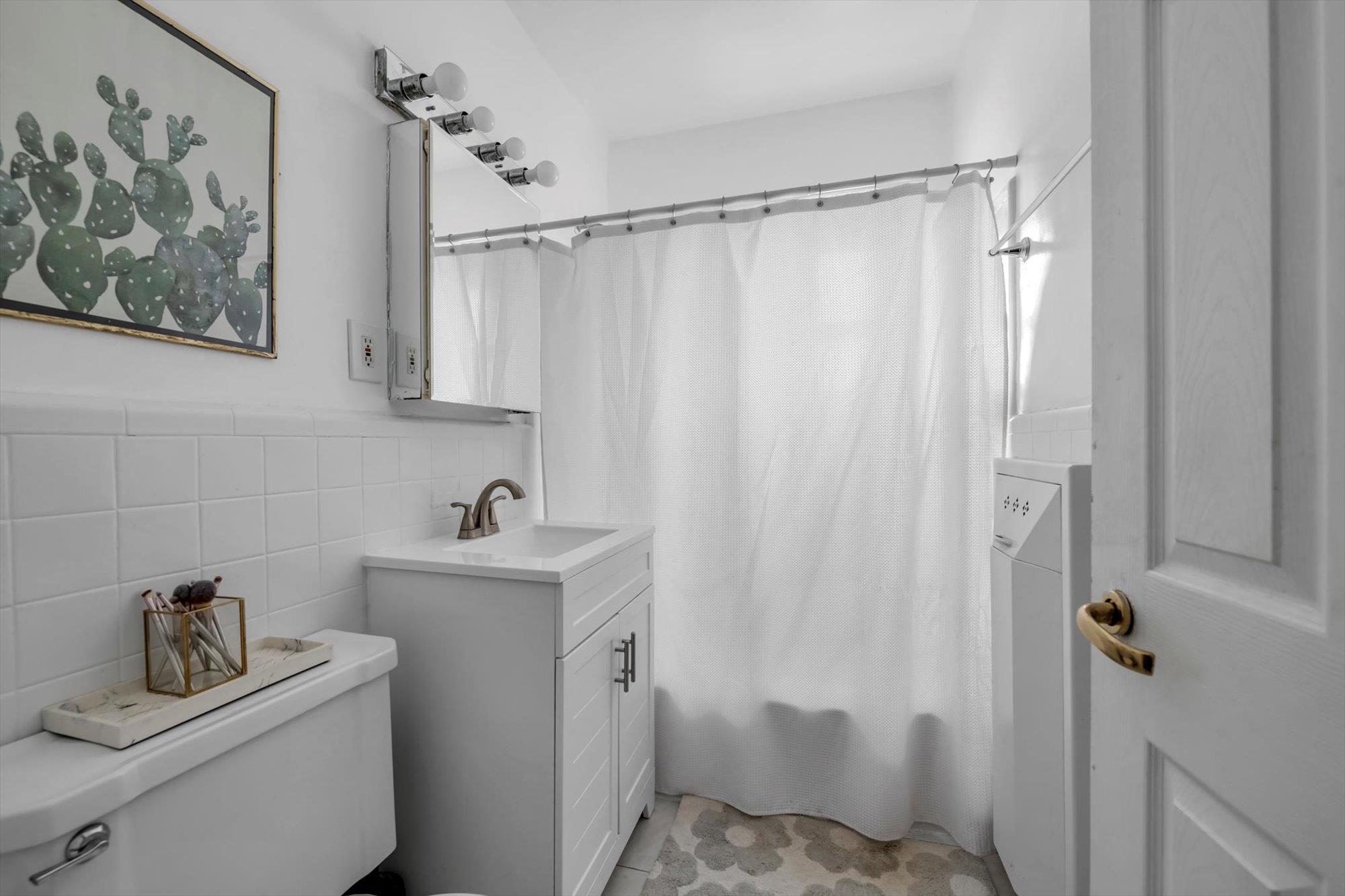 1 Town House Place # Apt 2E, Great Neck, NY 11021