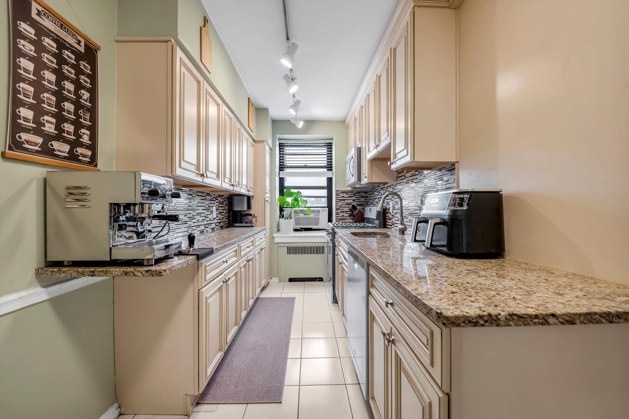 1 Town House Place # Apt 2E, Great Neck, NY 11021