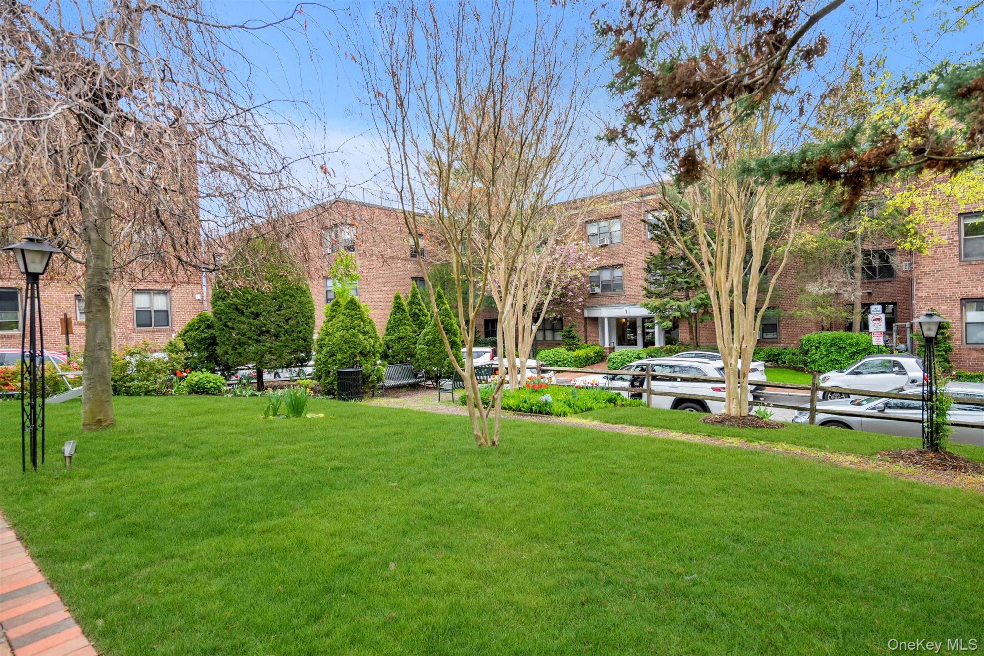 1 Town House Place # Apt 2E, Great Neck, NY 11021