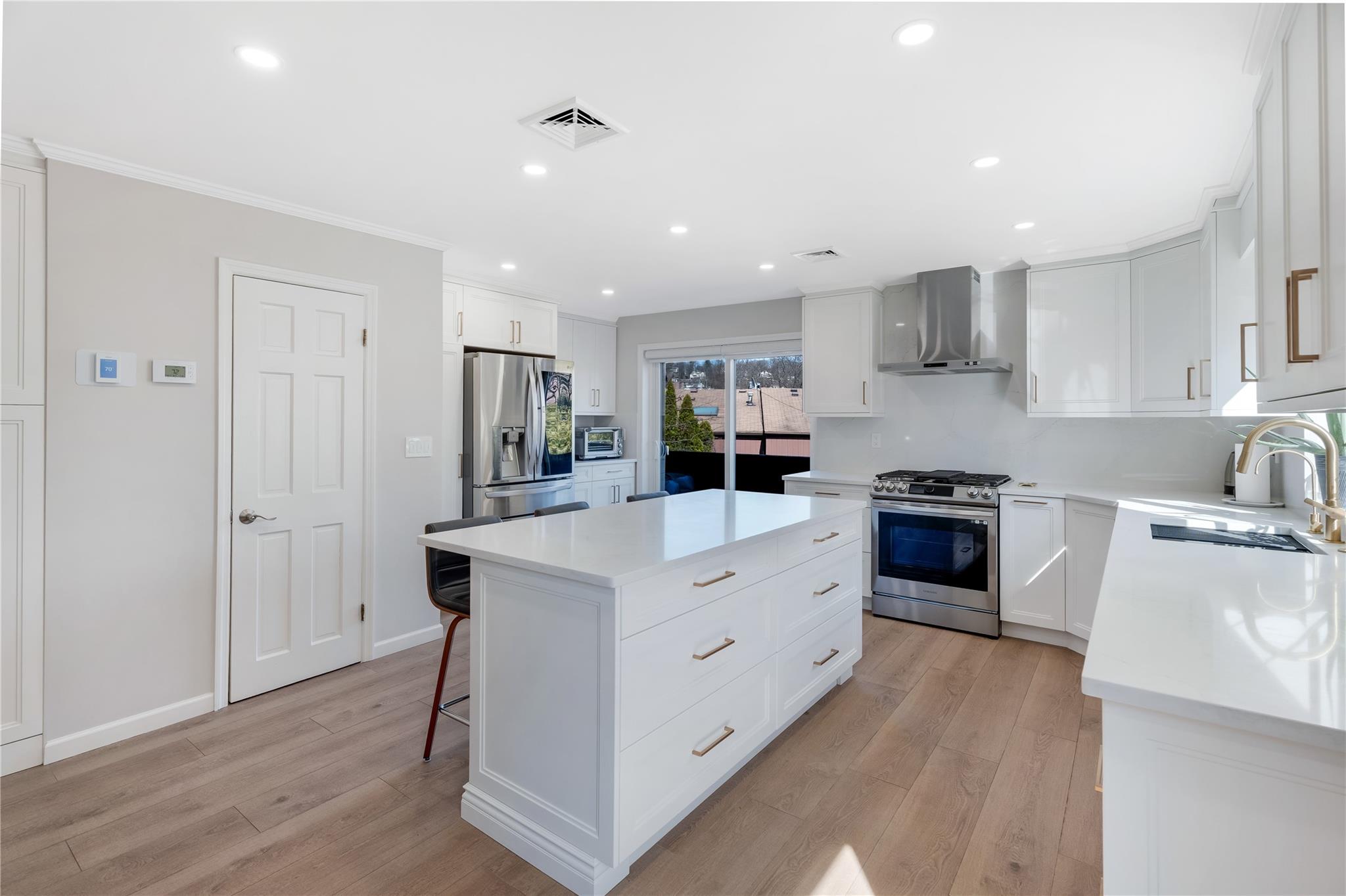 995 West Fingerboard Road, Staten Island, NY 10304
