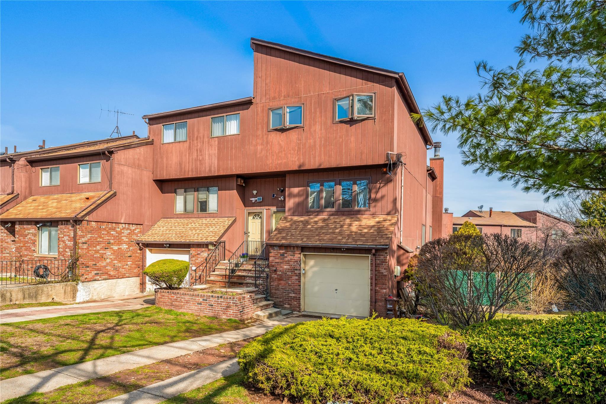995 West Fingerboard Road, Staten Island, NY 10304