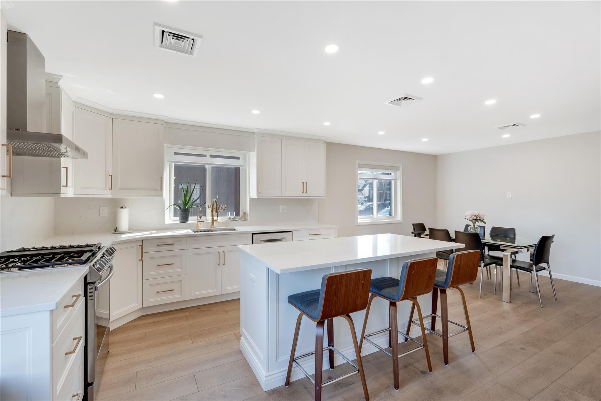 995 West Fingerboard Road, Staten Island, NY 10304