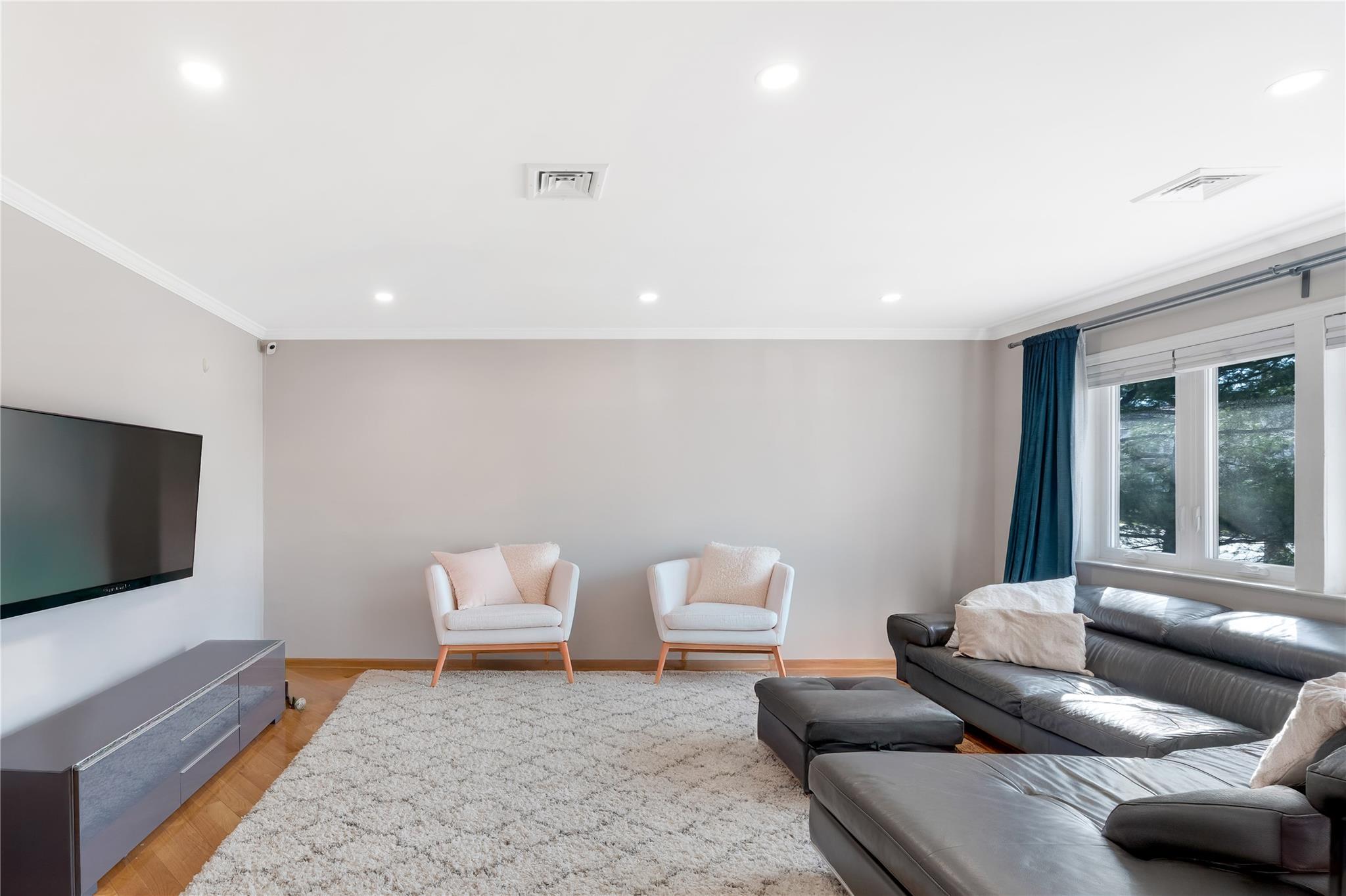 995 West Fingerboard Road, Staten Island, NY 10304