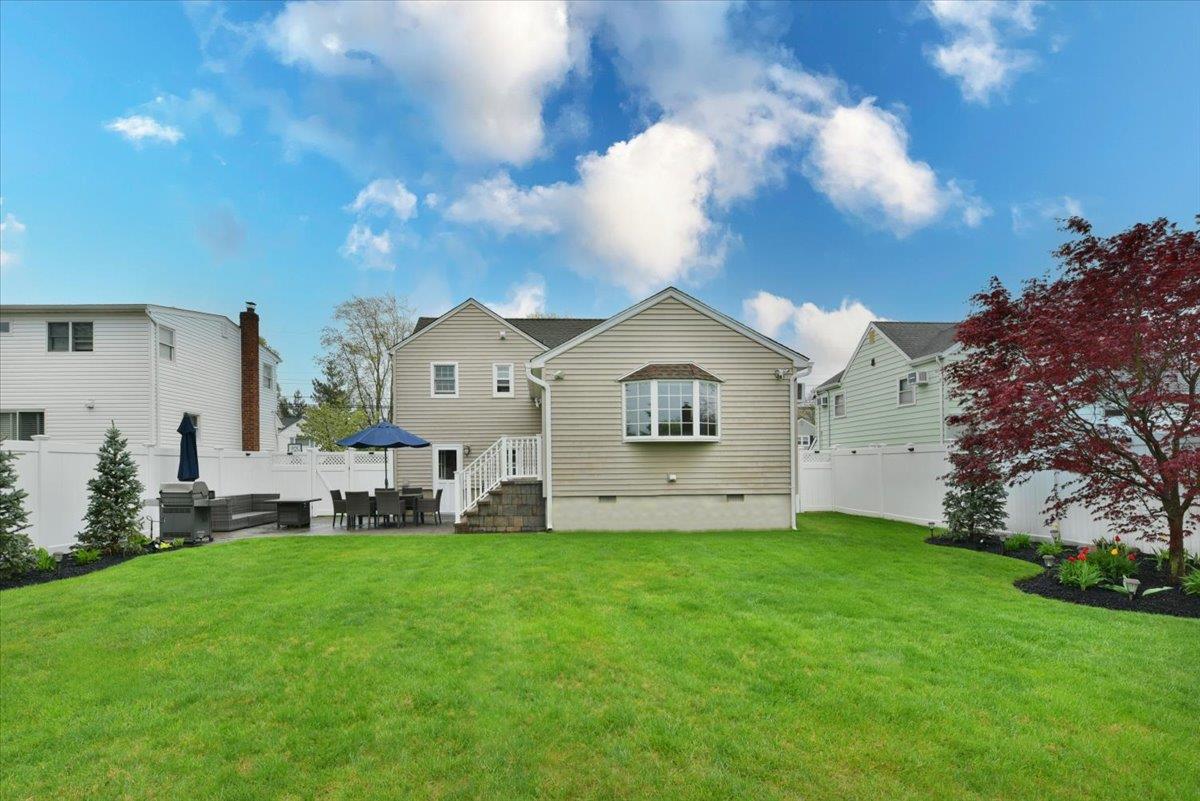 342 Park Lane, Massapequa Park, NY 11762