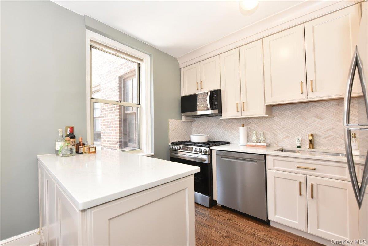 8 BARSTOW Road # 6-D, Great Neck, NY 11021