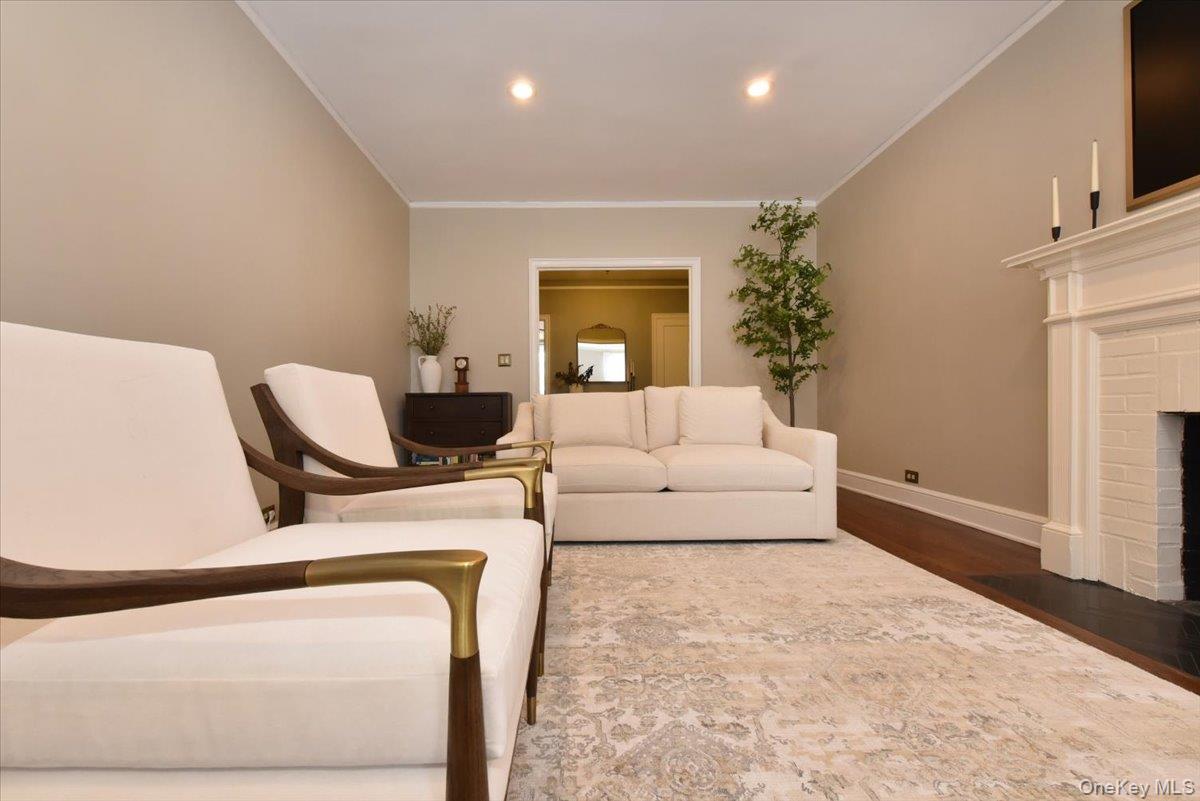 8 BARSTOW Road # 6-D, Great Neck, NY 11021