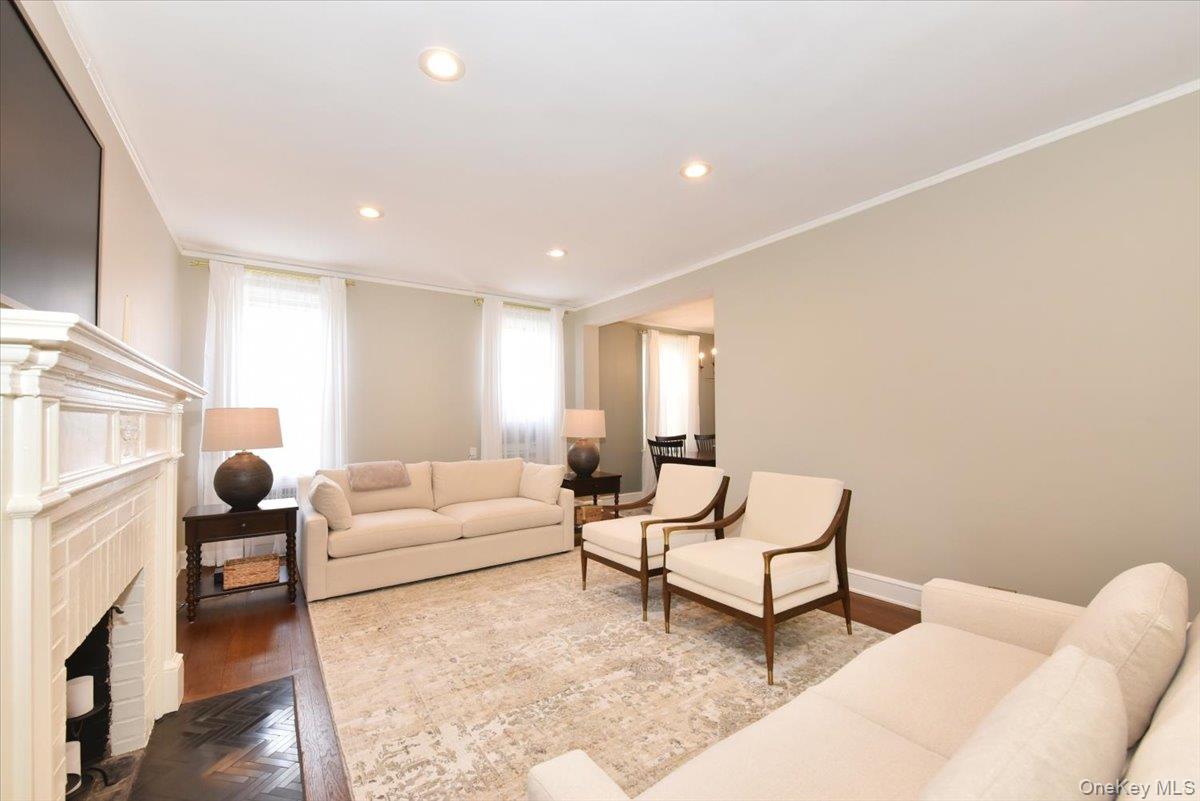 8 BARSTOW Road # 6-D, Great Neck, NY 11021