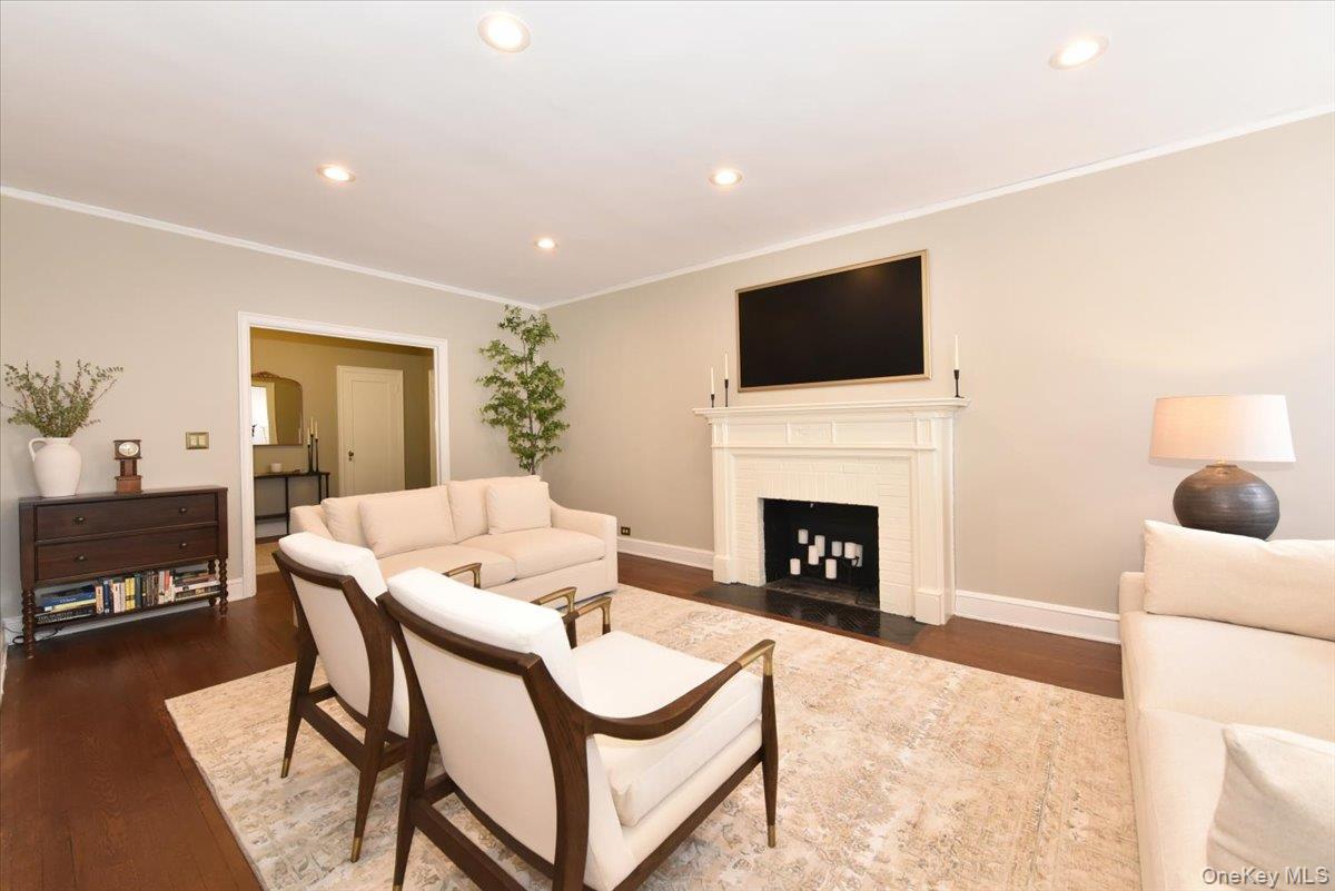 8 BARSTOW Road # 6-D, Great Neck, NY 11021