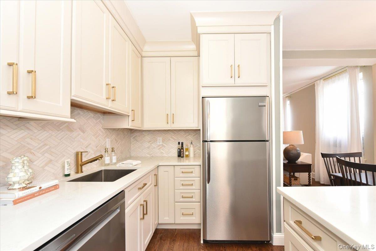 8 BARSTOW Road # 6-D, Great Neck, NY 11021