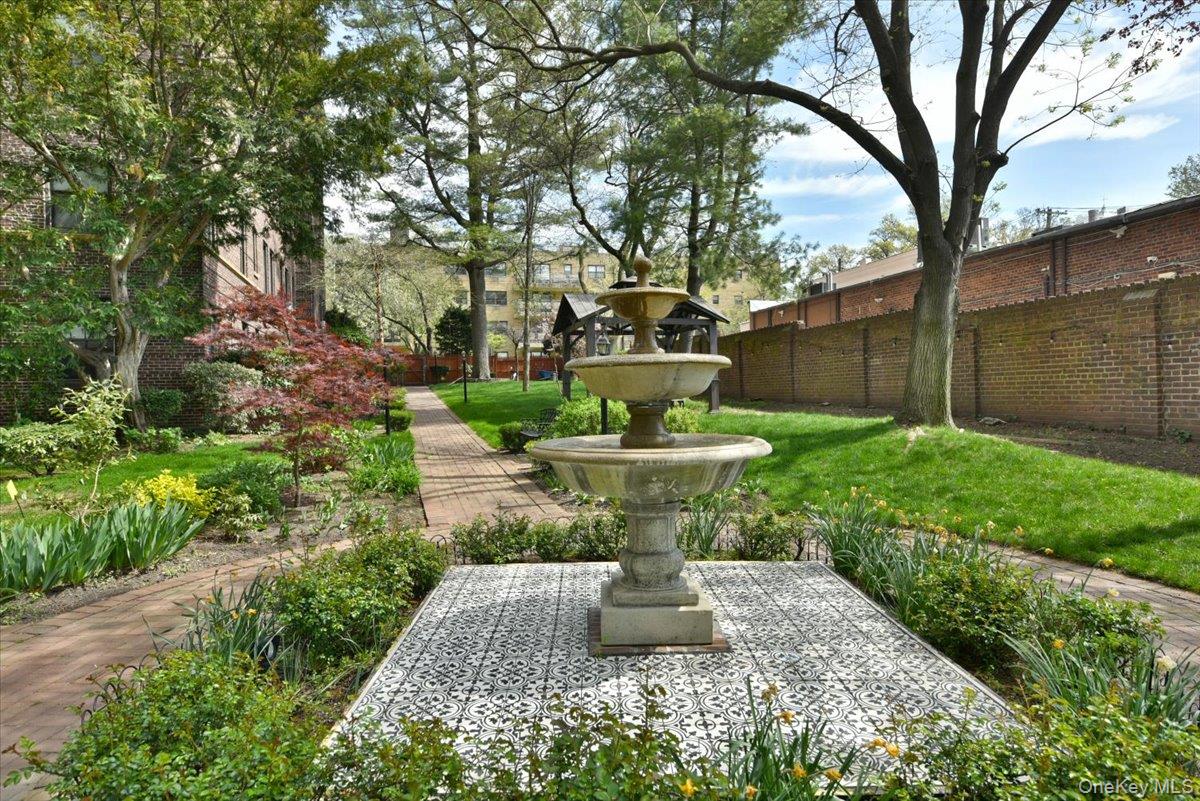 8 BARSTOW Road # 6-D, Great Neck, NY 11021