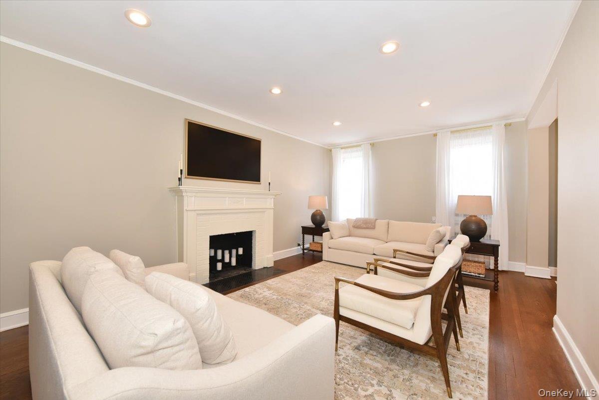 8 BARSTOW Road # 6-D, Great Neck, NY 11021