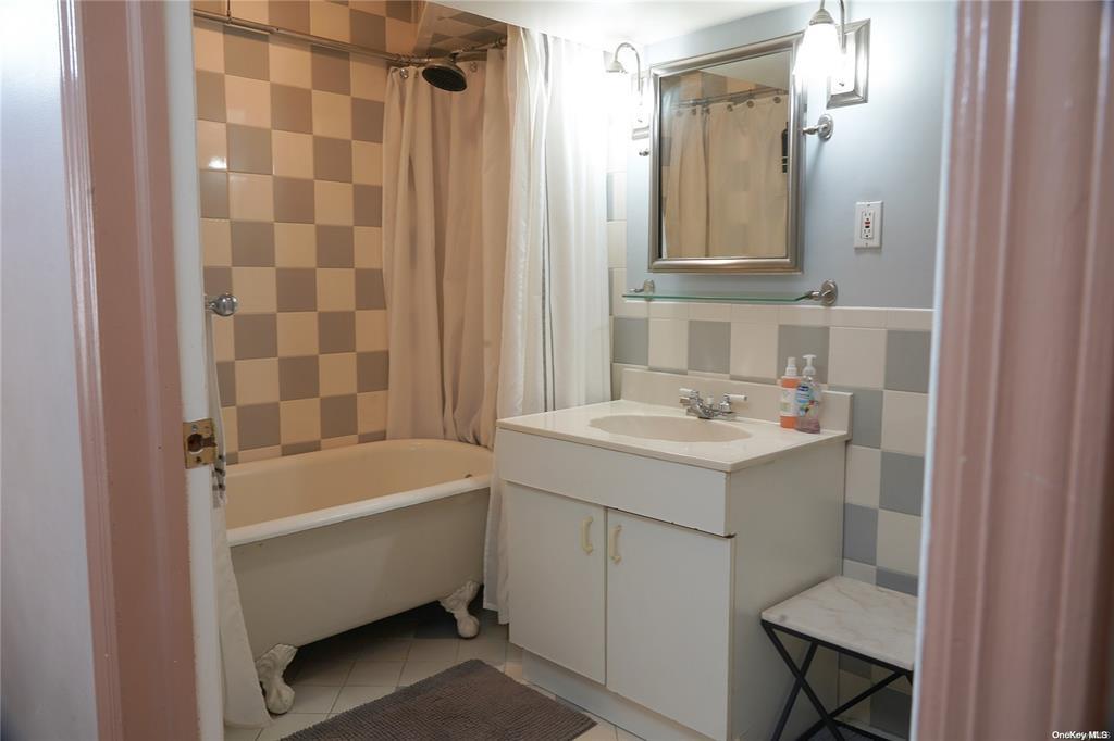 3 Beech Court Circle, College Point, NY 11356