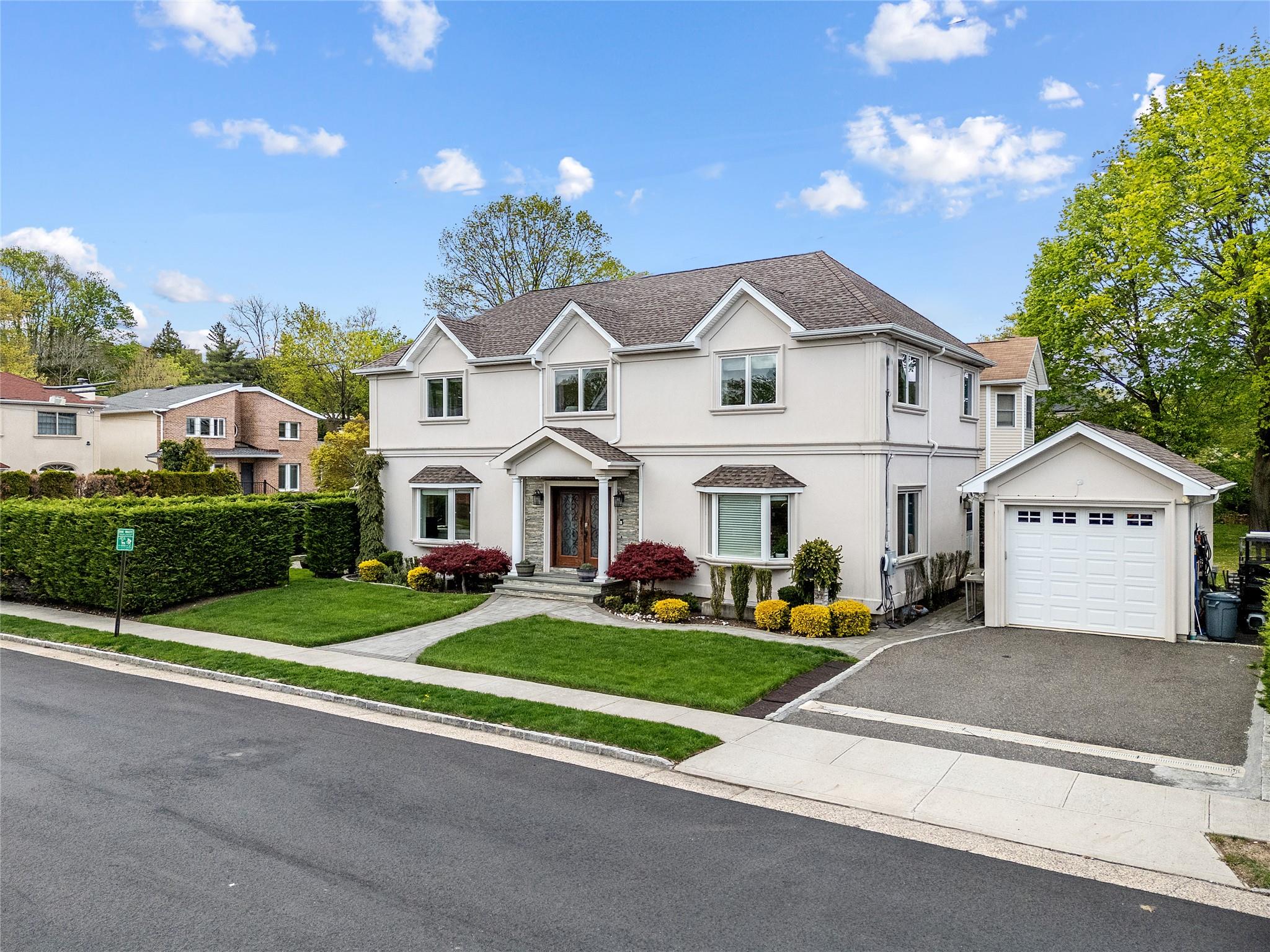 37 Maple Street, Roslyn Heights, NY 11577