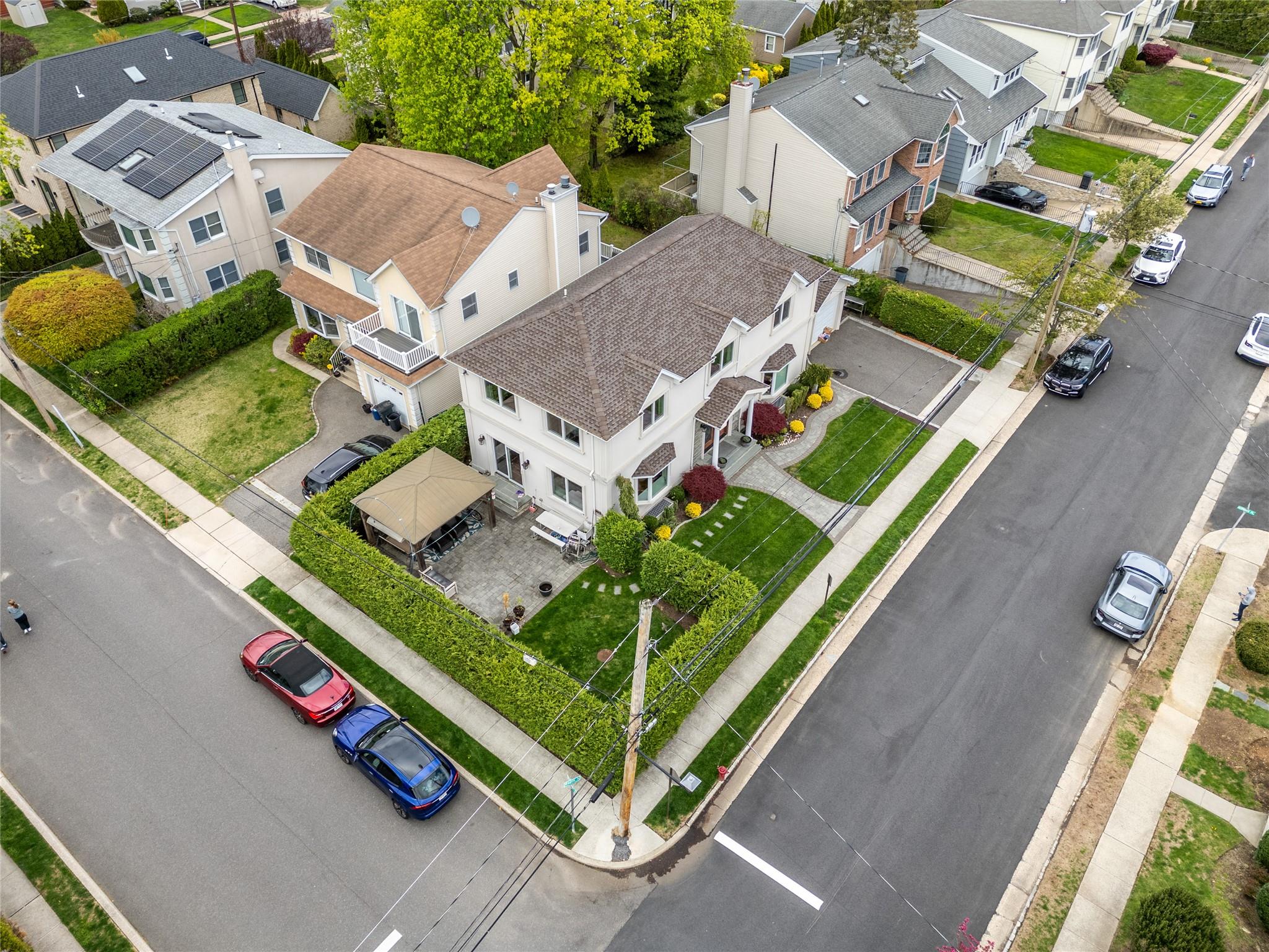 37 Maple Street, Roslyn Heights, NY 11577