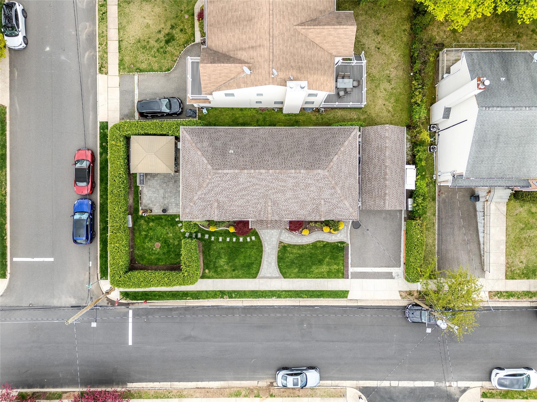 37 Maple Street, Roslyn Heights, NY 11577