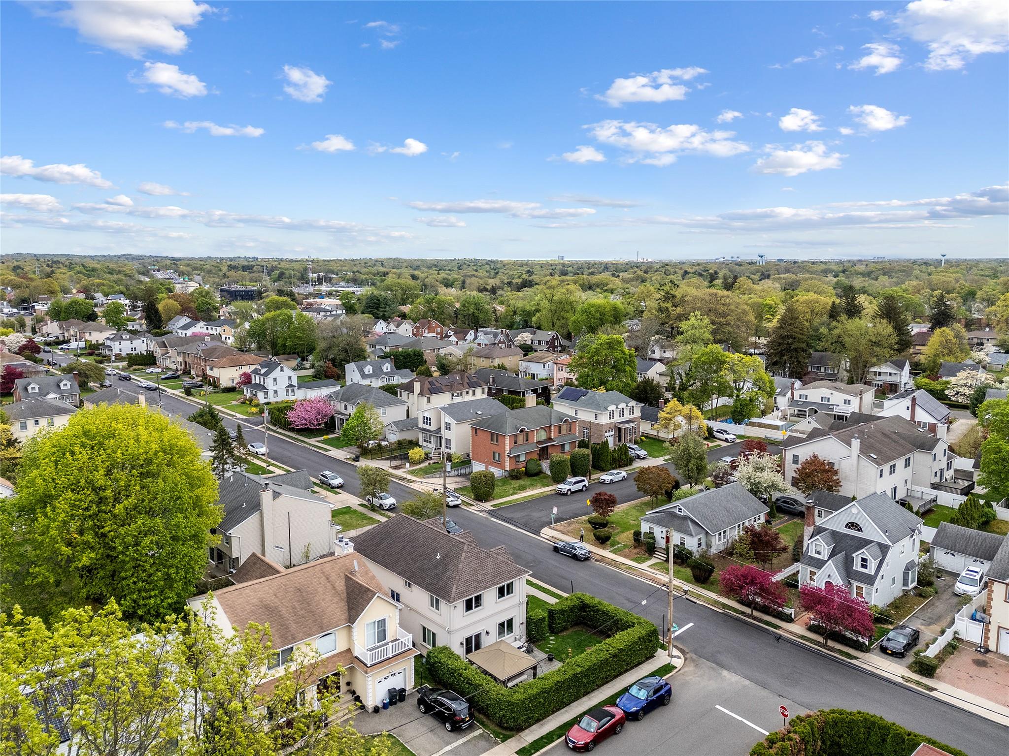 37 Maple Street, Roslyn Heights, NY 11577