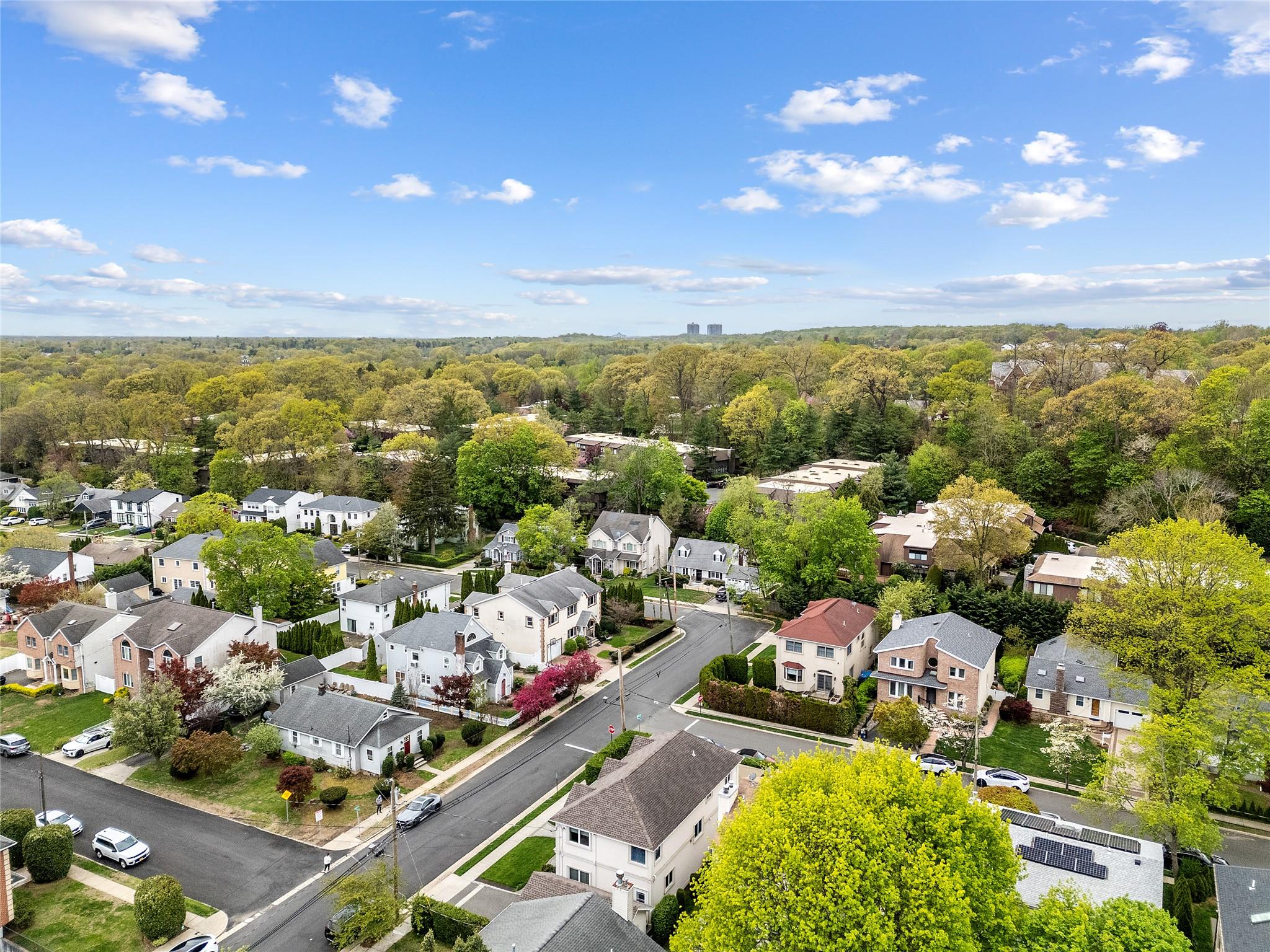 37 Maple Street, Roslyn Heights, NY 11577