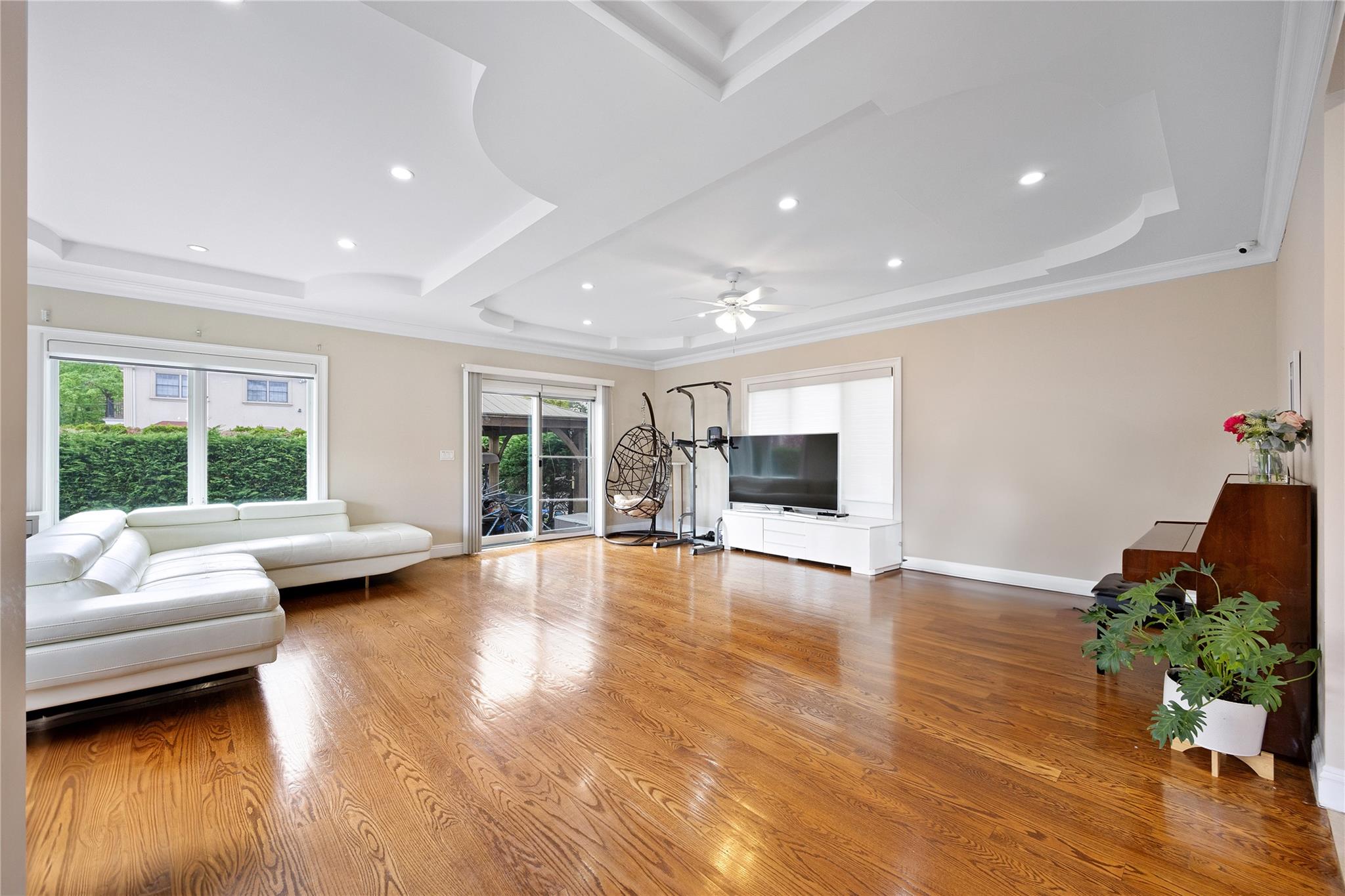 37 Maple Street, Roslyn Heights, NY 11577