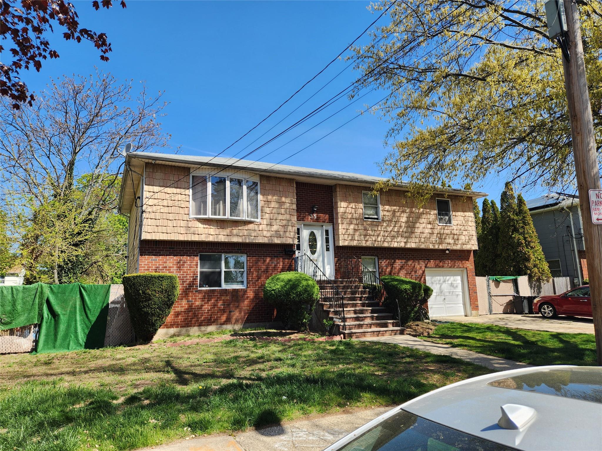 35 Mulford Place, Hempstead, NY 11550