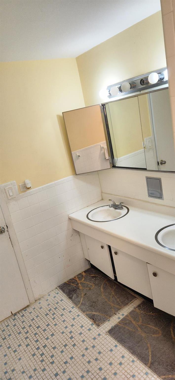 1571 Greenway Boulevard, Valley Stream, NY 11580