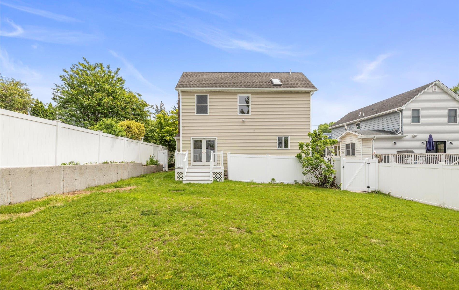 8 Maple Street, Glenwood Landing, NY 11547