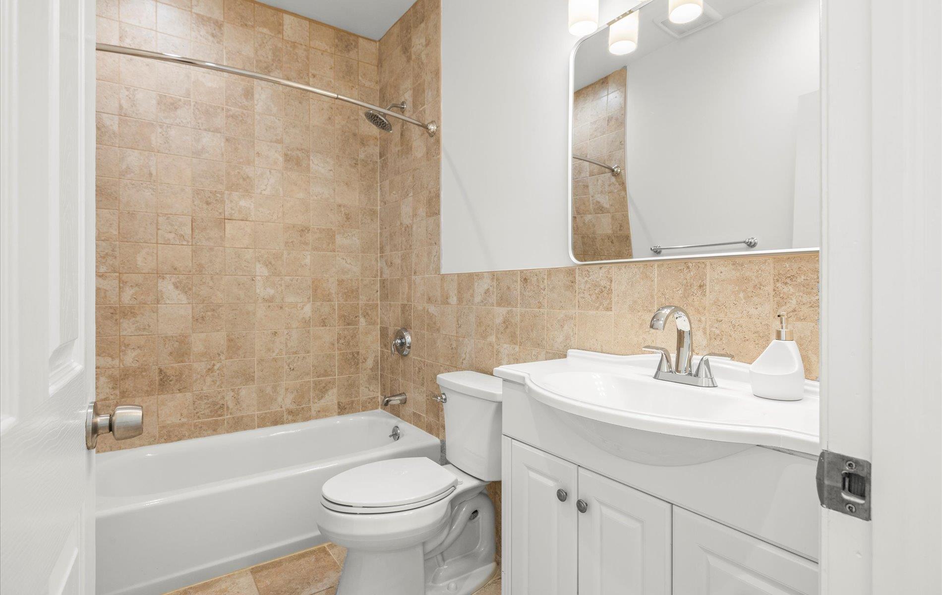 8 Maple Street, Glenwood Landing, NY 11547