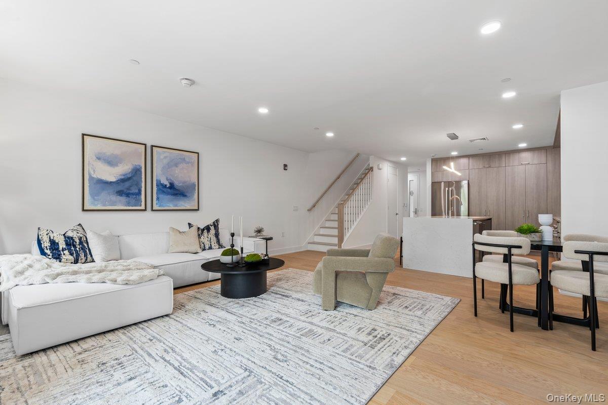 33 Calvert Street # TH11, Harrison, NY 10528