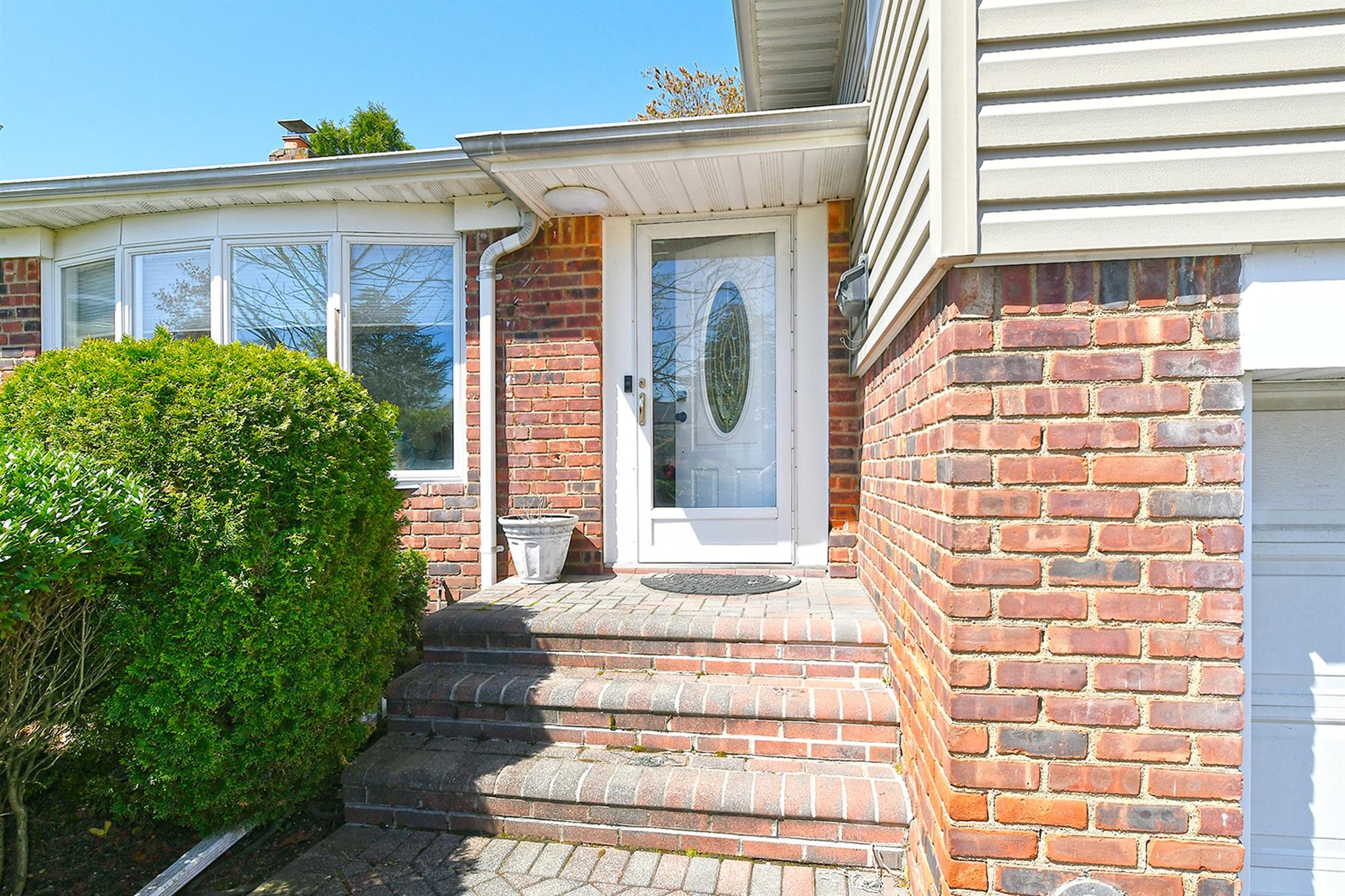 128 Manor Street, Plainview, NY 11803