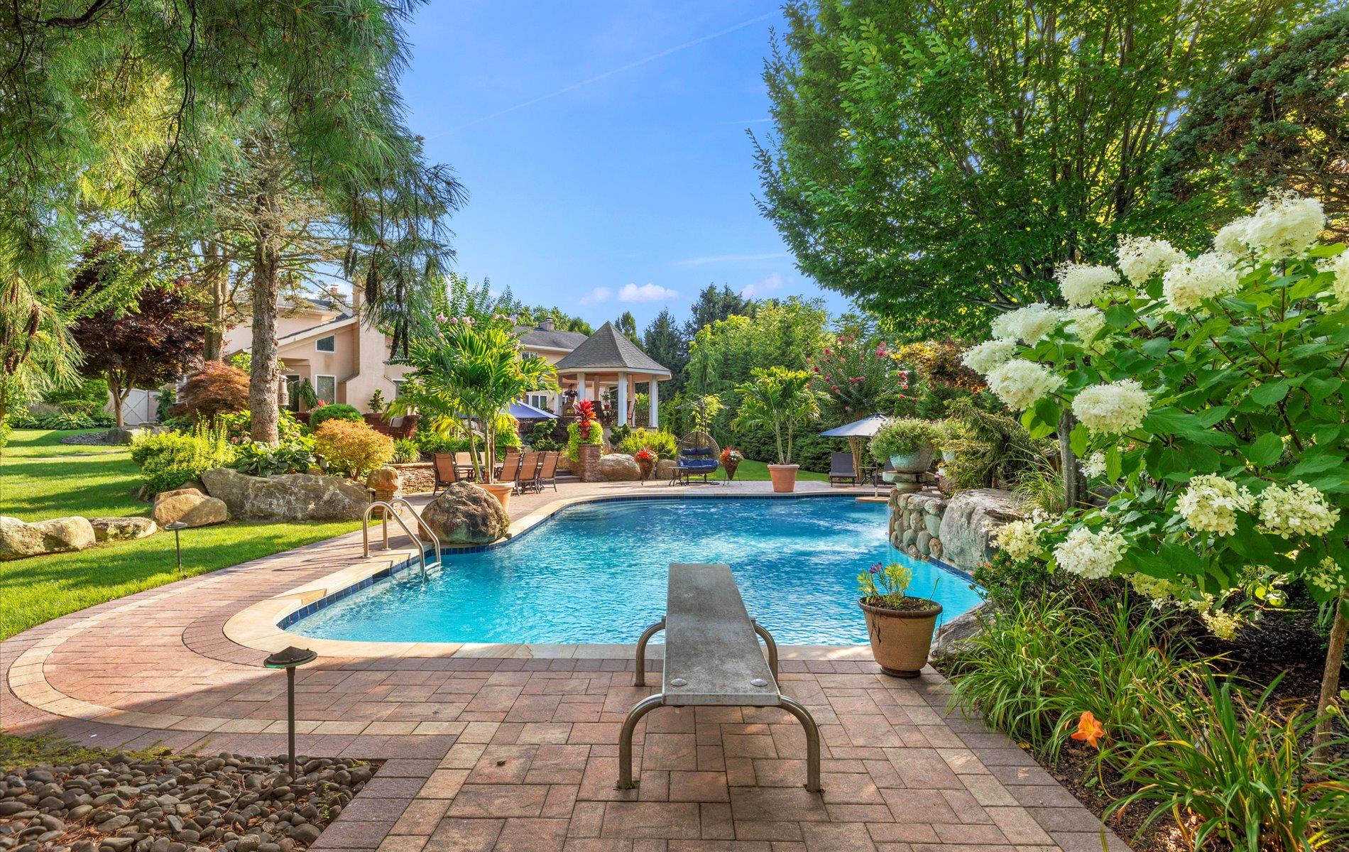 5 Glen Hill Court, Dix Hills, NY 11746