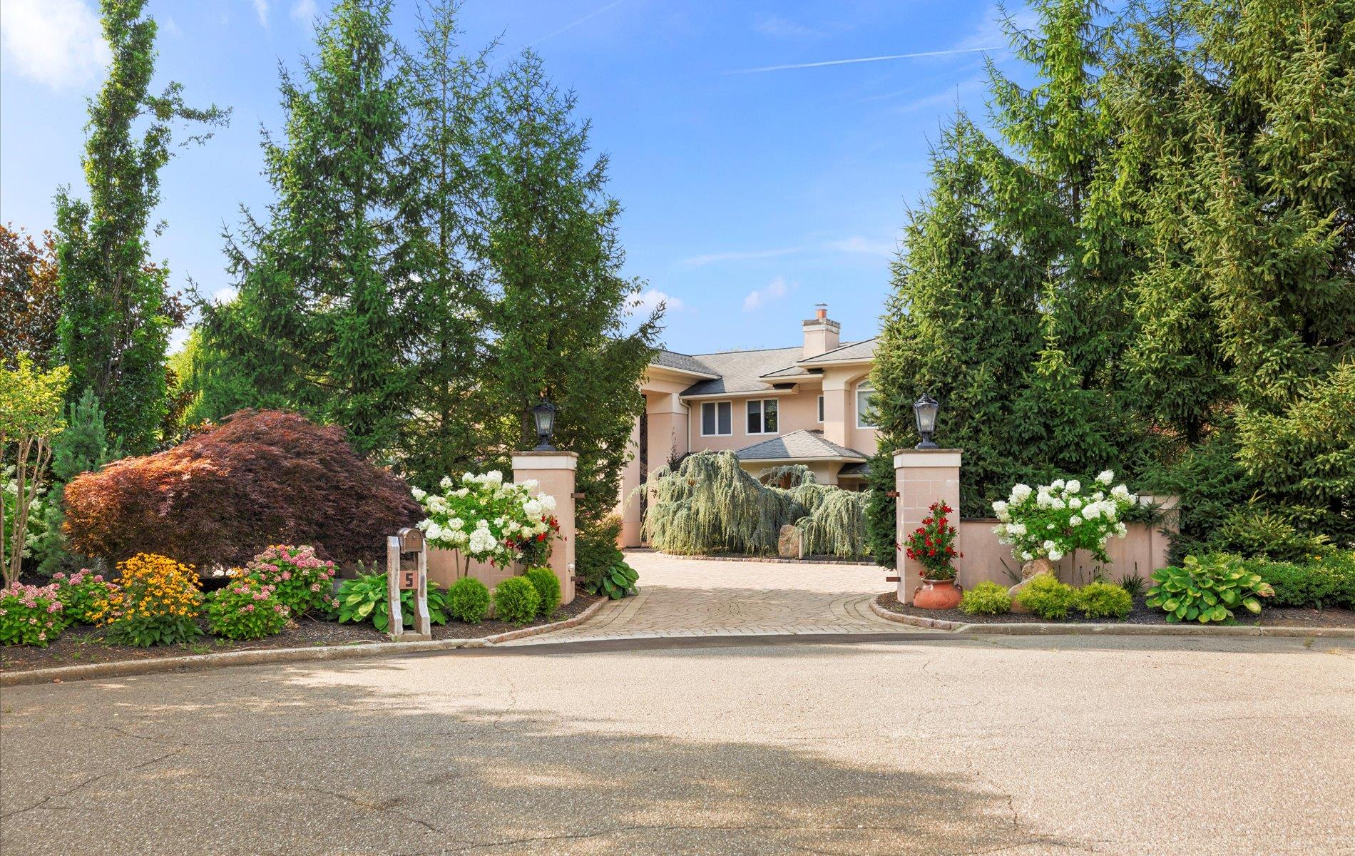 5 Glen Hill Court, Dix Hills, NY 11746